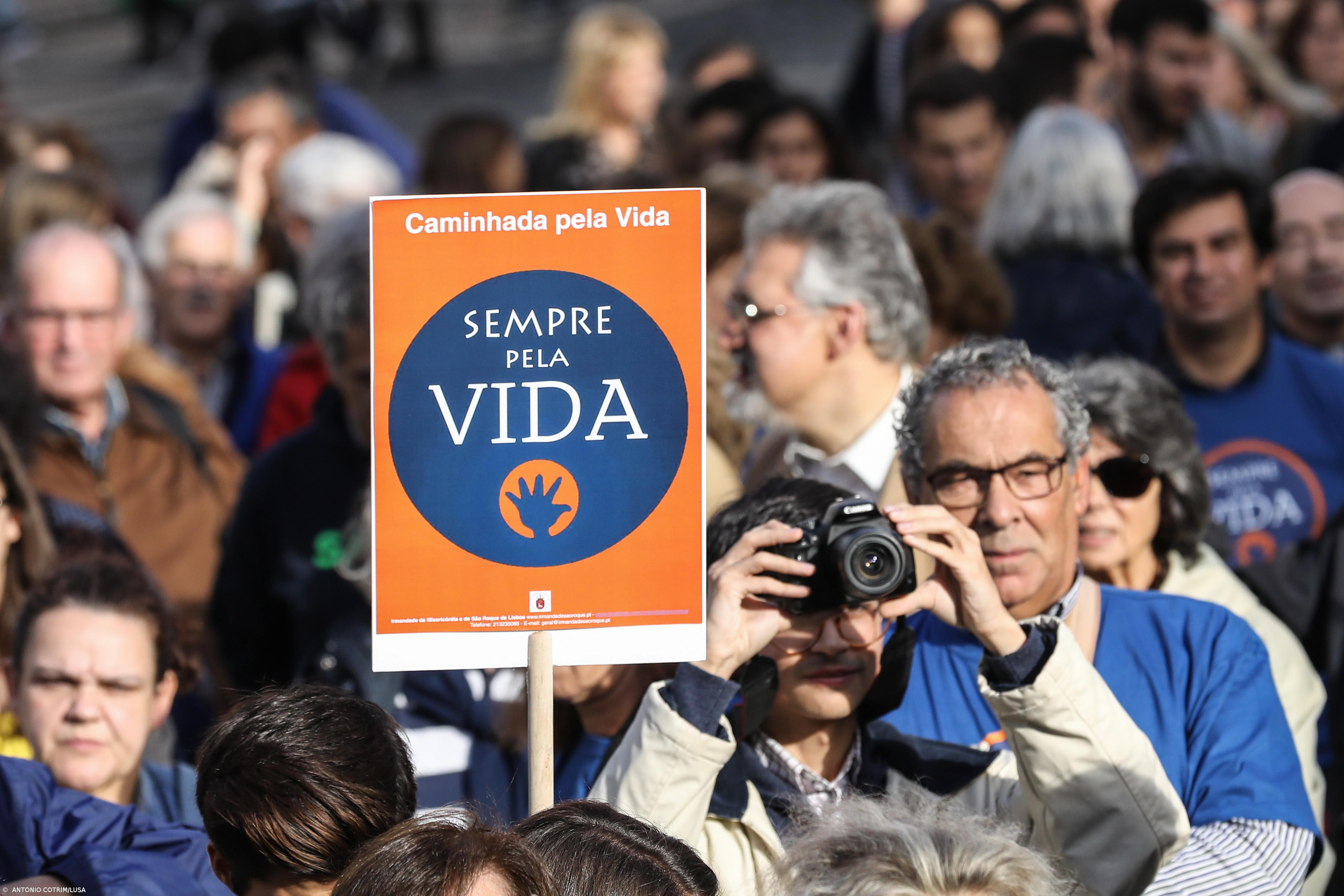 Meio milhar de manifestantes em caminhada pela vida em Lisboa – Imagem 4