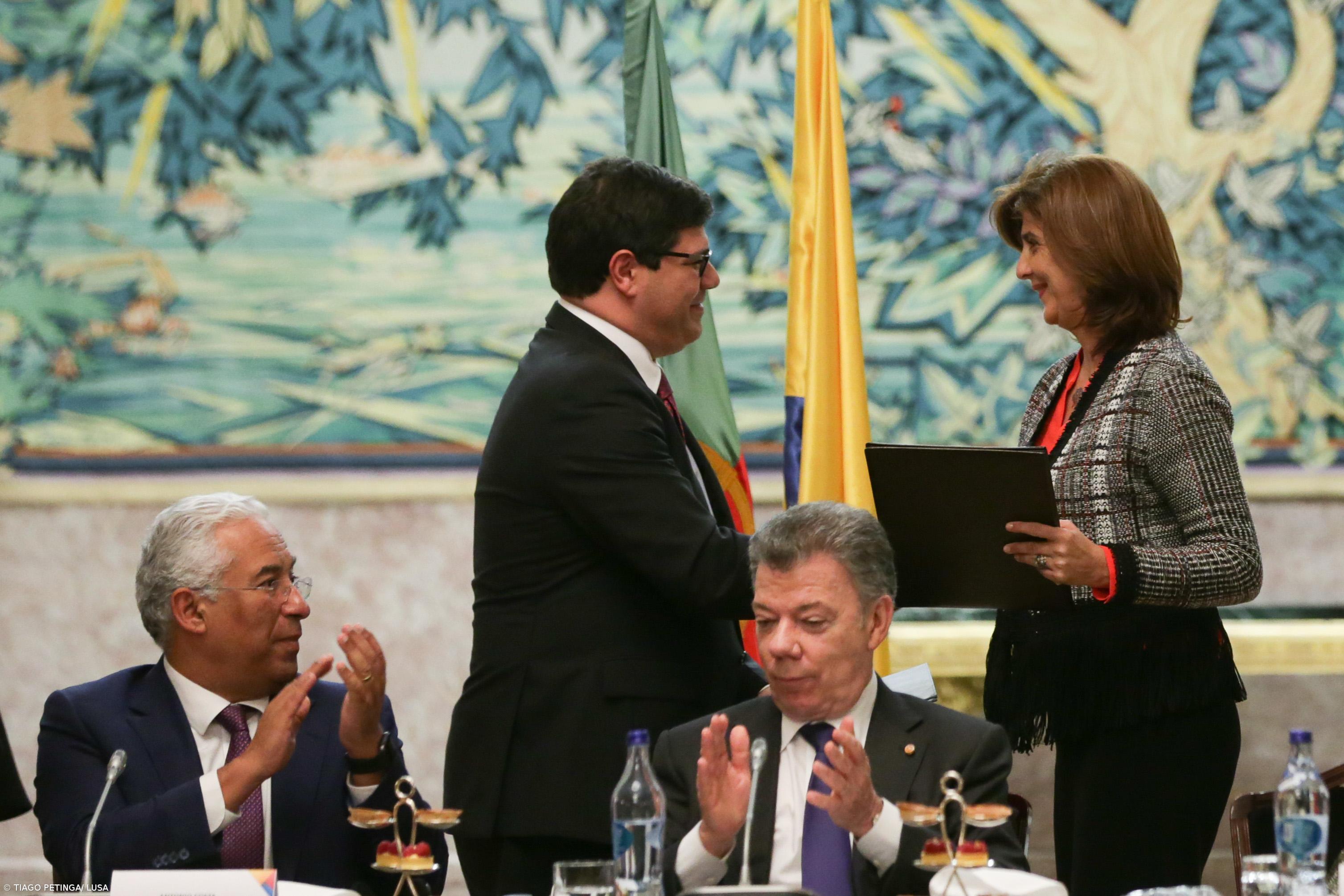 Ramalho Eanes elogia "caminho dificil" de Juan Manuel Santos para a paz na Colômbia  – Imagem 1