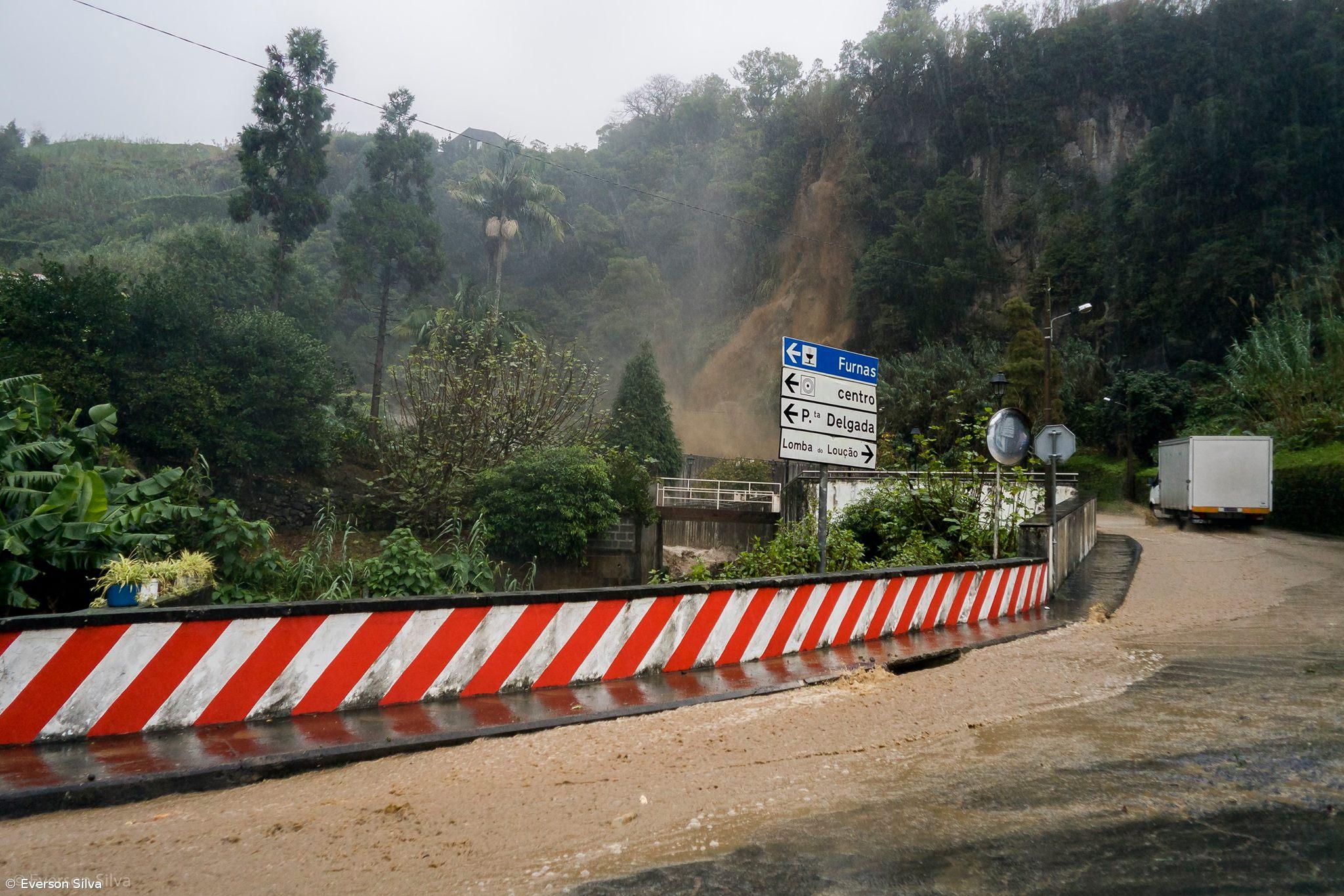 Derrocada interrompe estrada na Povoação – Imagem 1