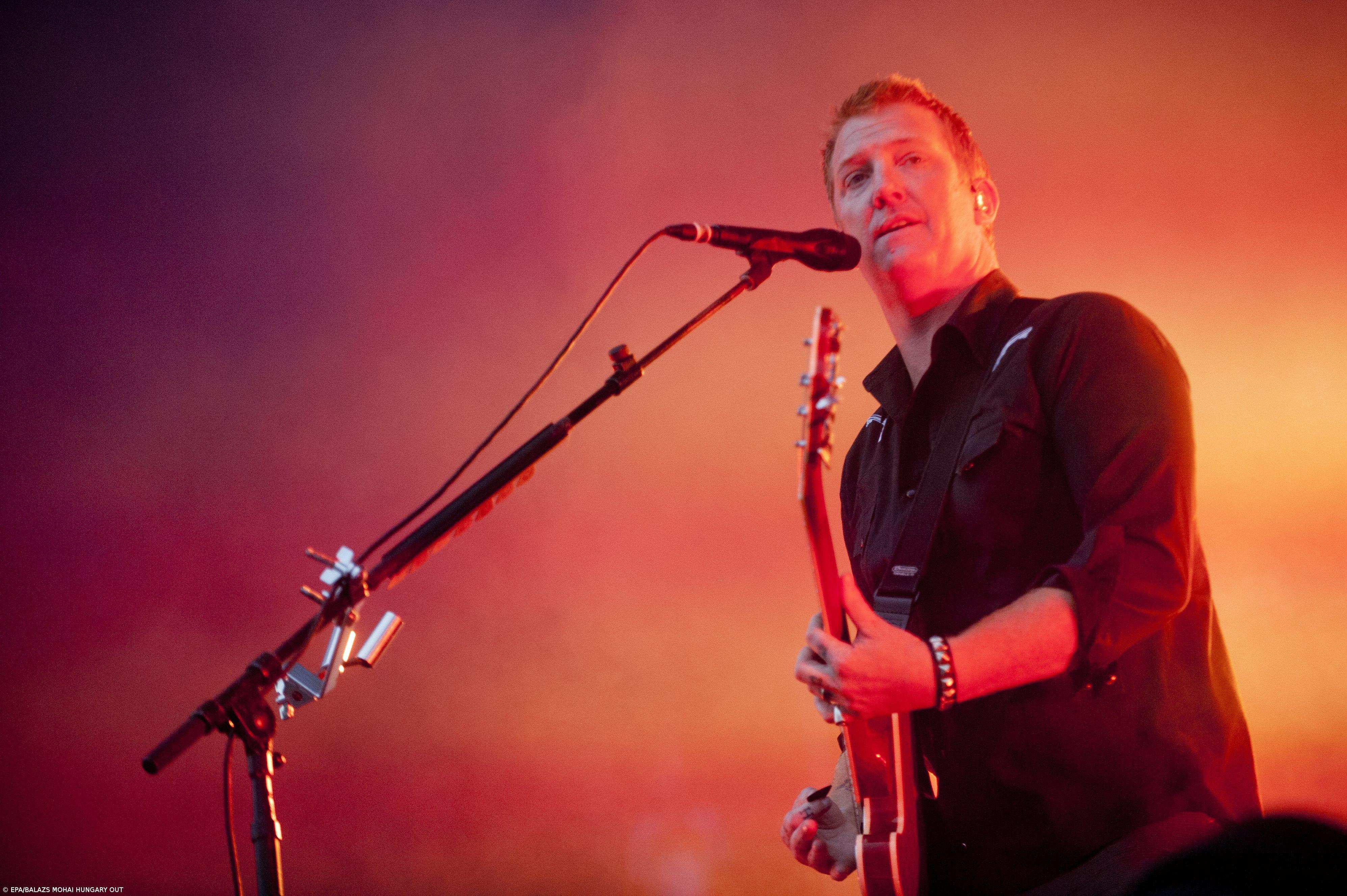 Josh Homme pontapeia fotógrafa na cara durante concerto dos Queens of the Stone Age – Imagem 1