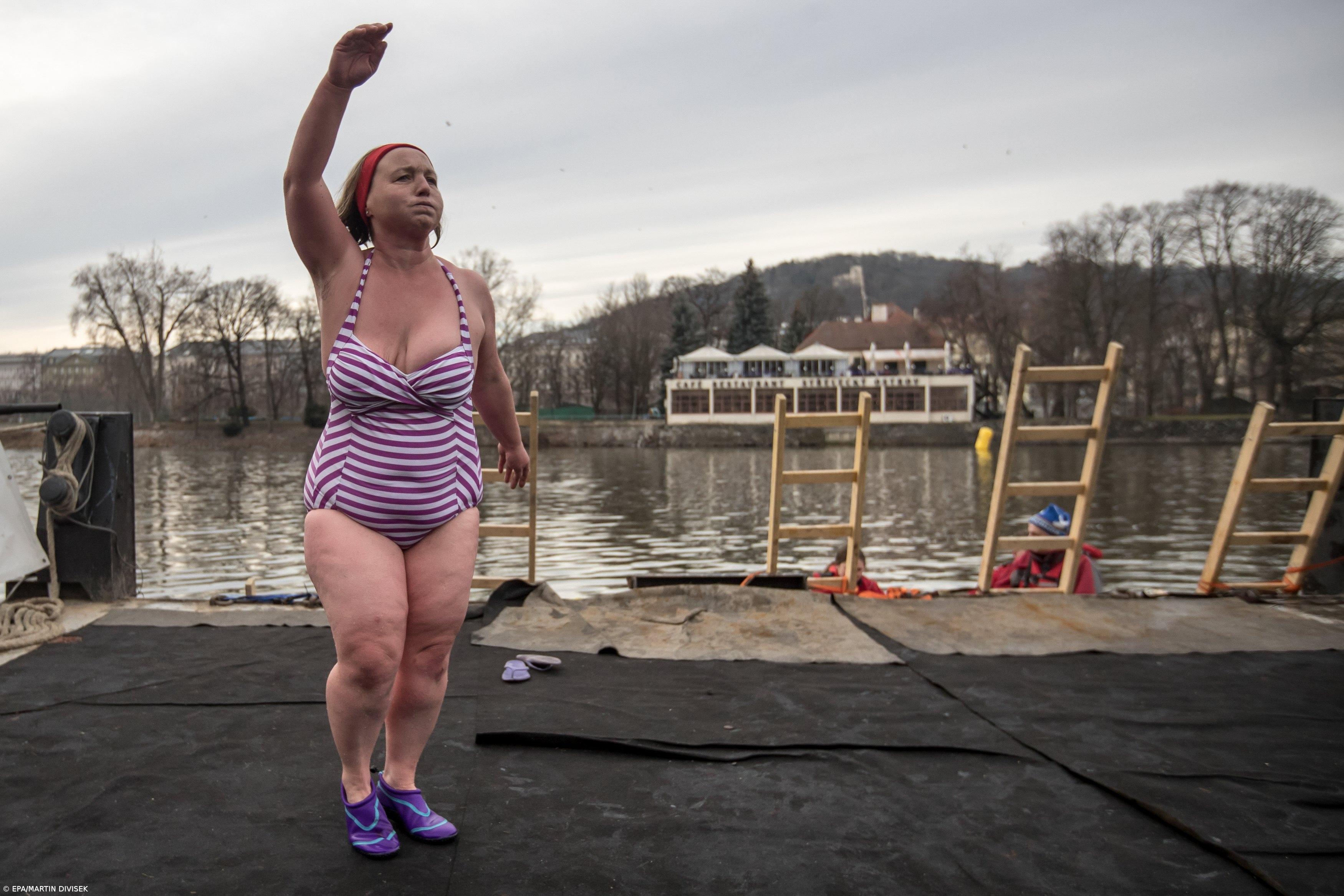 Checos cumprem tradicional banho de Natal no rio Vltava – Imagem 1