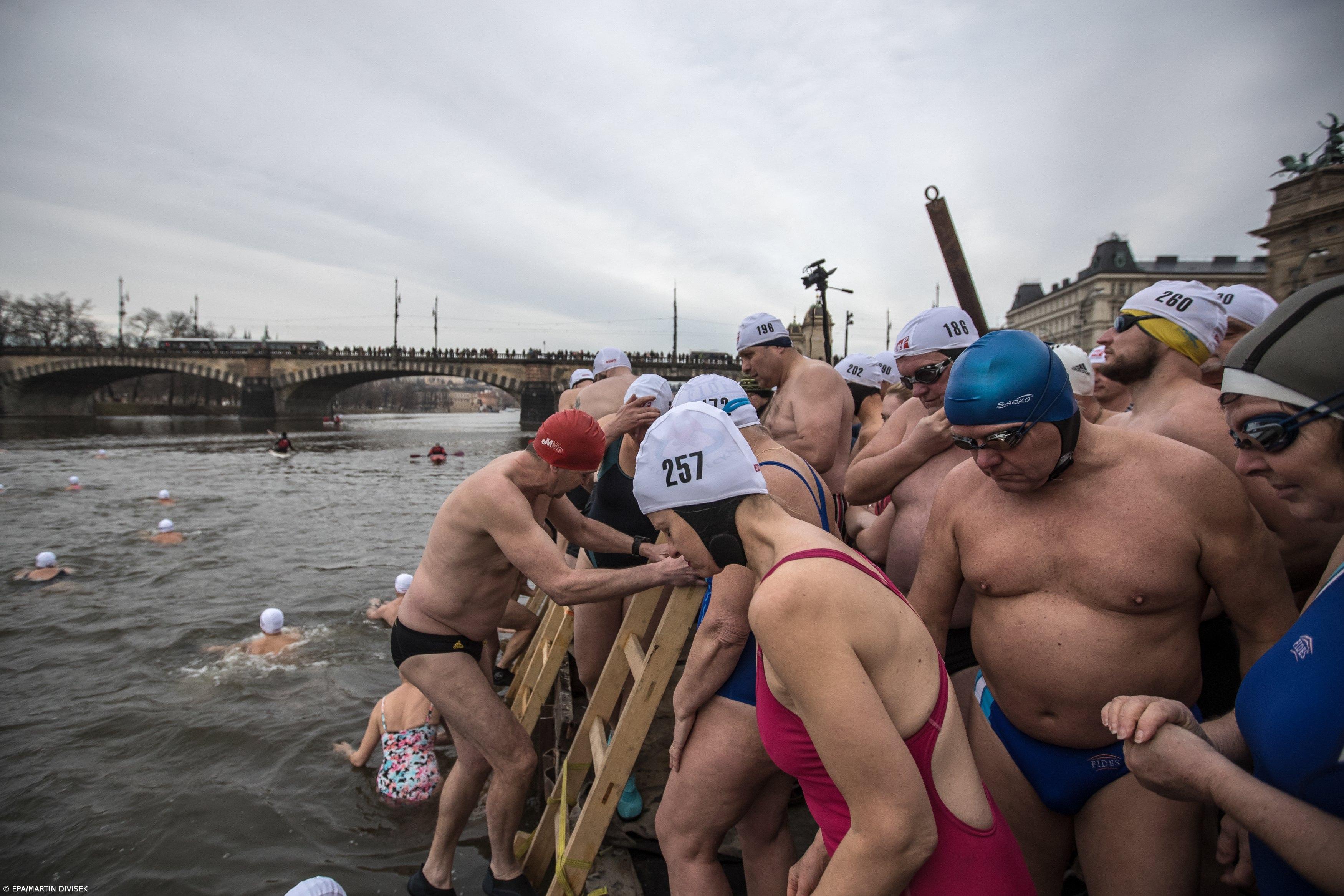 Checos cumprem tradicional banho de Natal no rio Vltava – Imagem 2