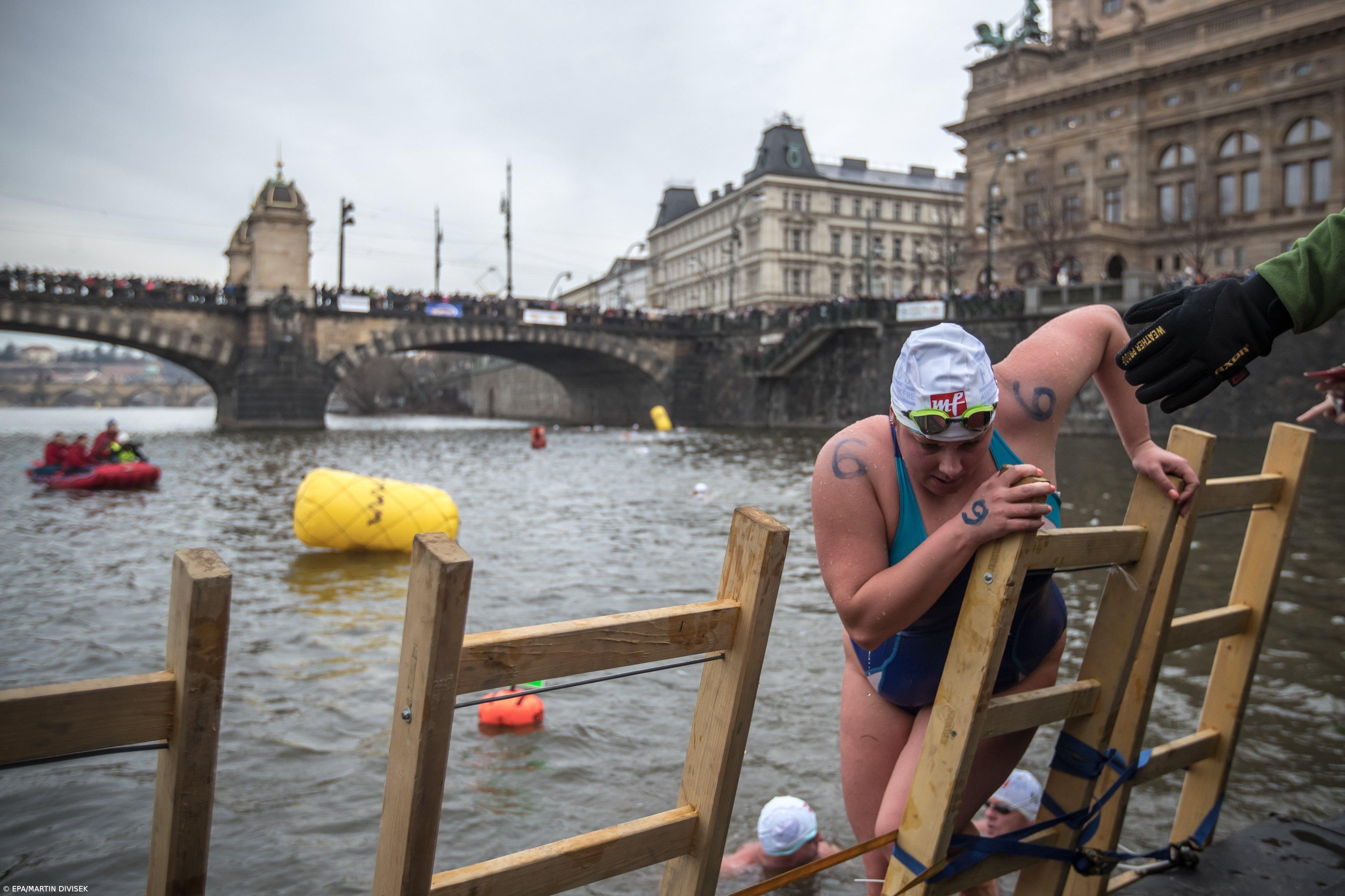 Checos cumprem tradicional banho de Natal no rio Vltava – Imagem 5
