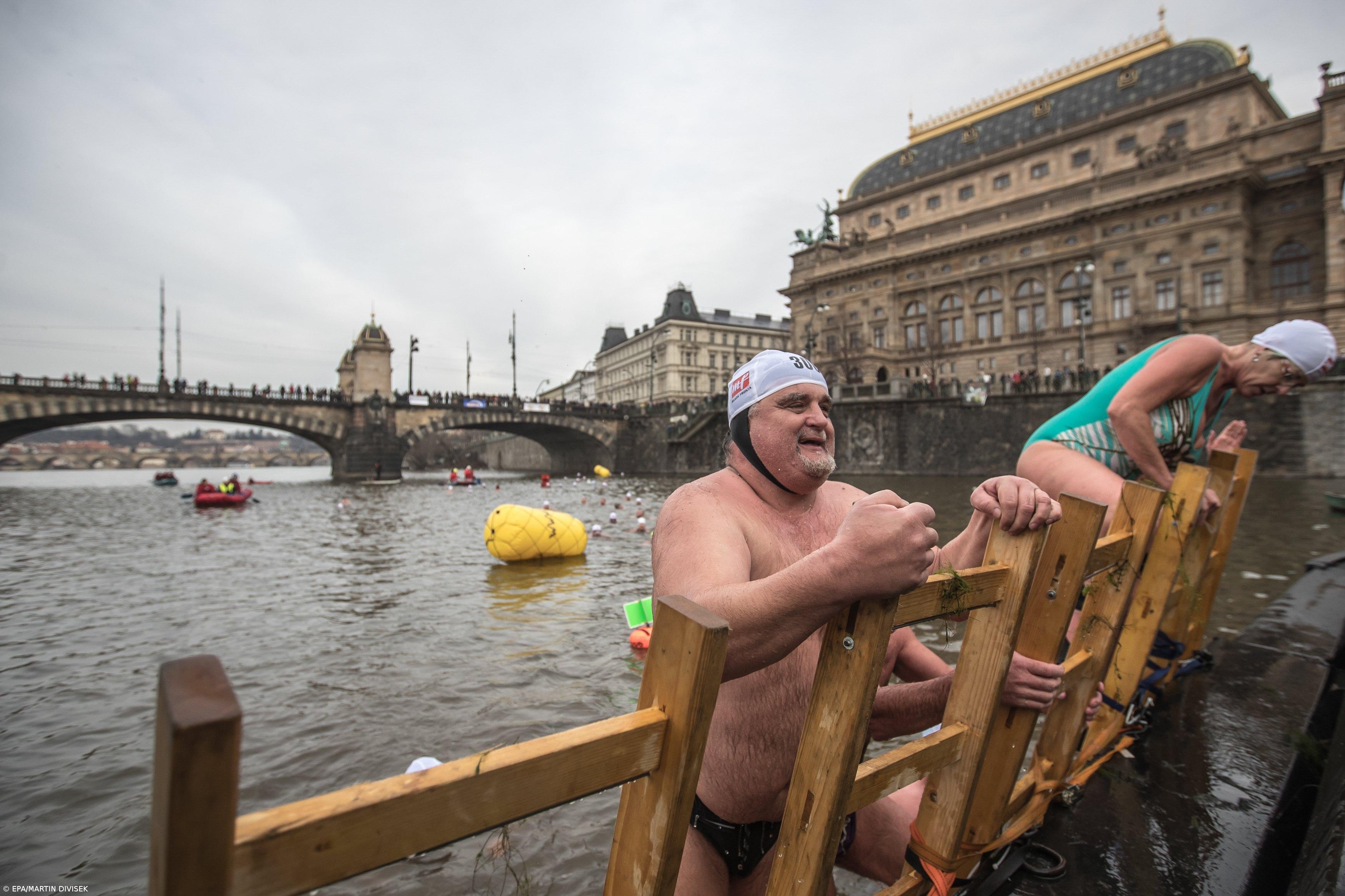 Checos cumprem tradicional banho de Natal no rio Vltava – Imagem 6