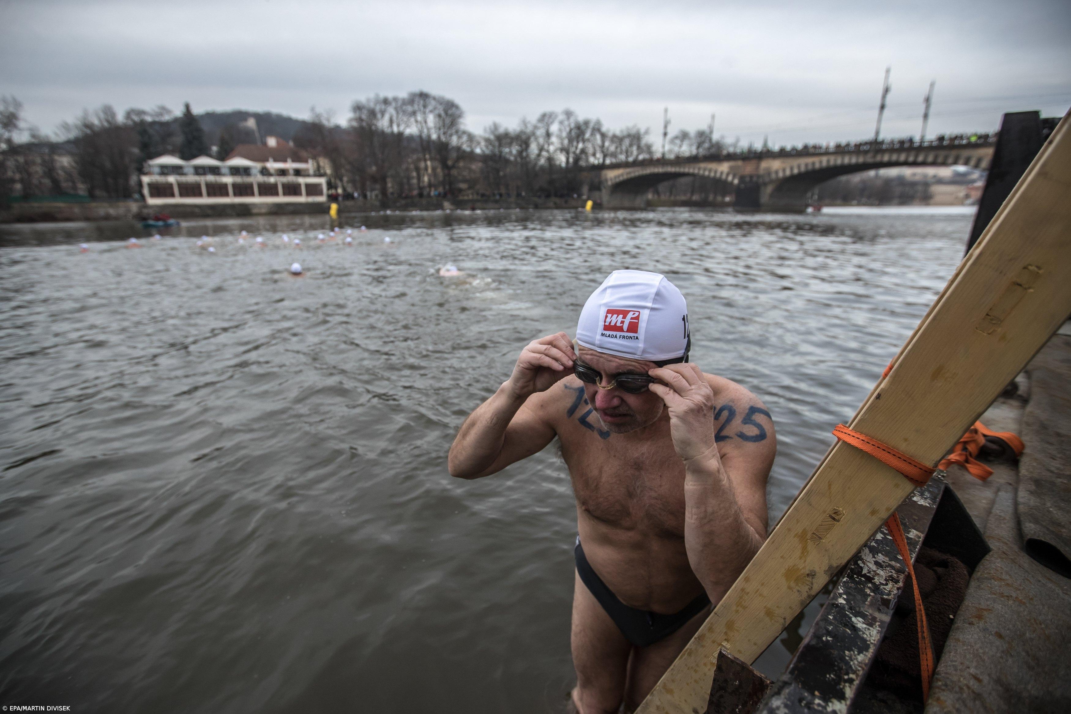 Checos cumprem tradicional banho de Natal no rio Vltava – Imagem 7