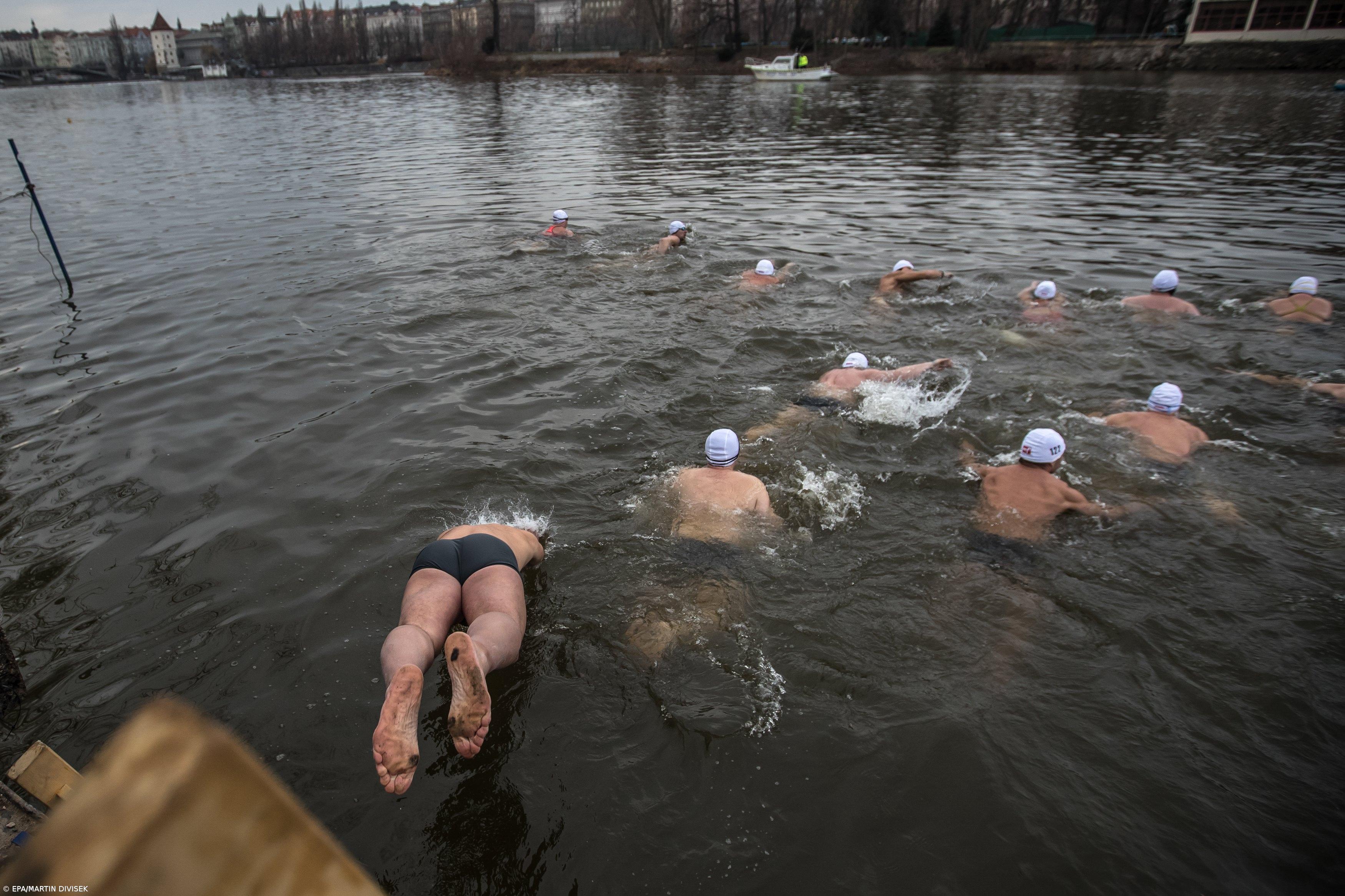 Checos cumprem tradicional banho de Natal no rio Vltava – Imagem 8