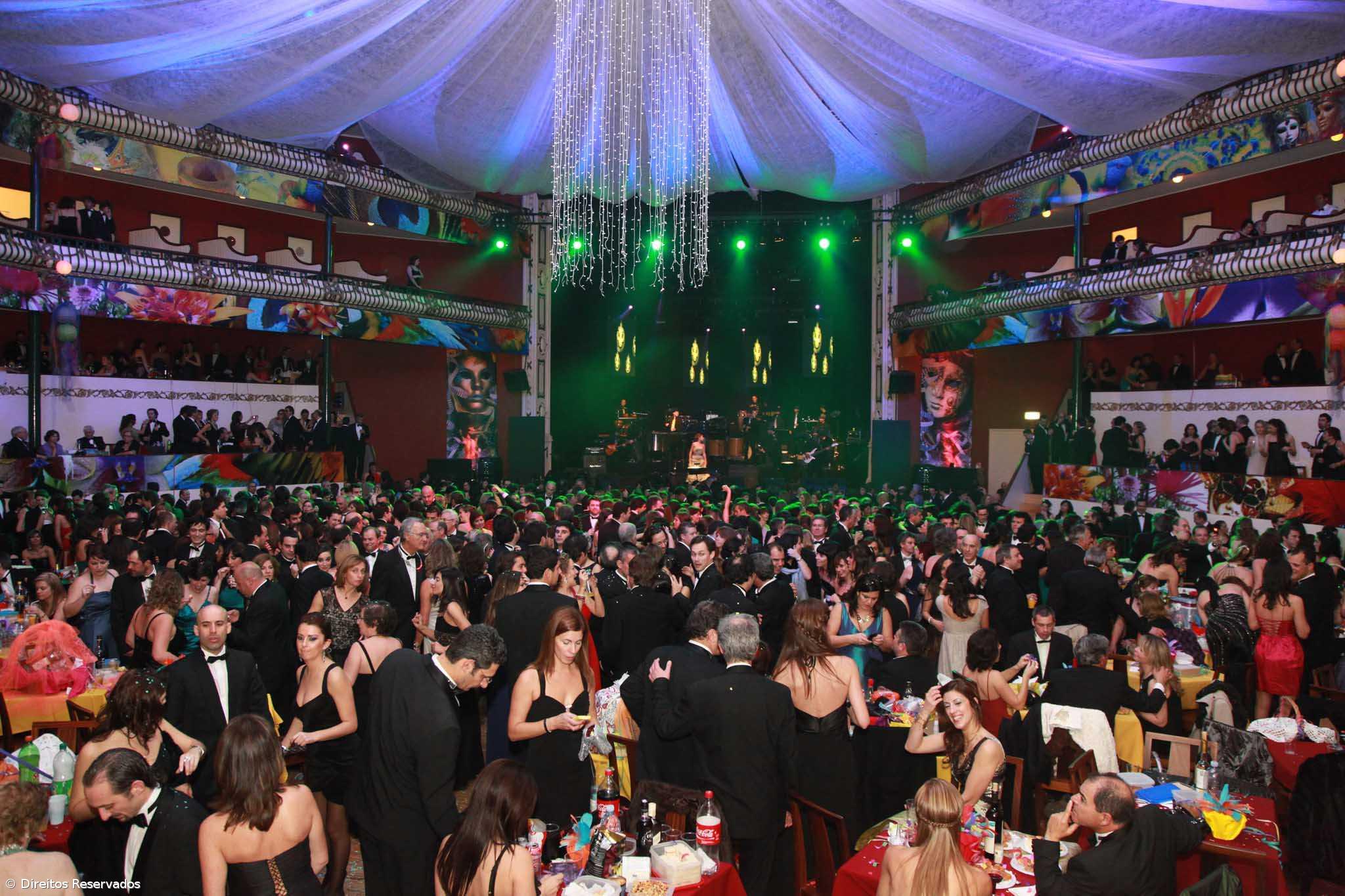 Carnaval volta a sair à rua em São Miguel com bailes do Coliseu quase esgotados – Imagem 1