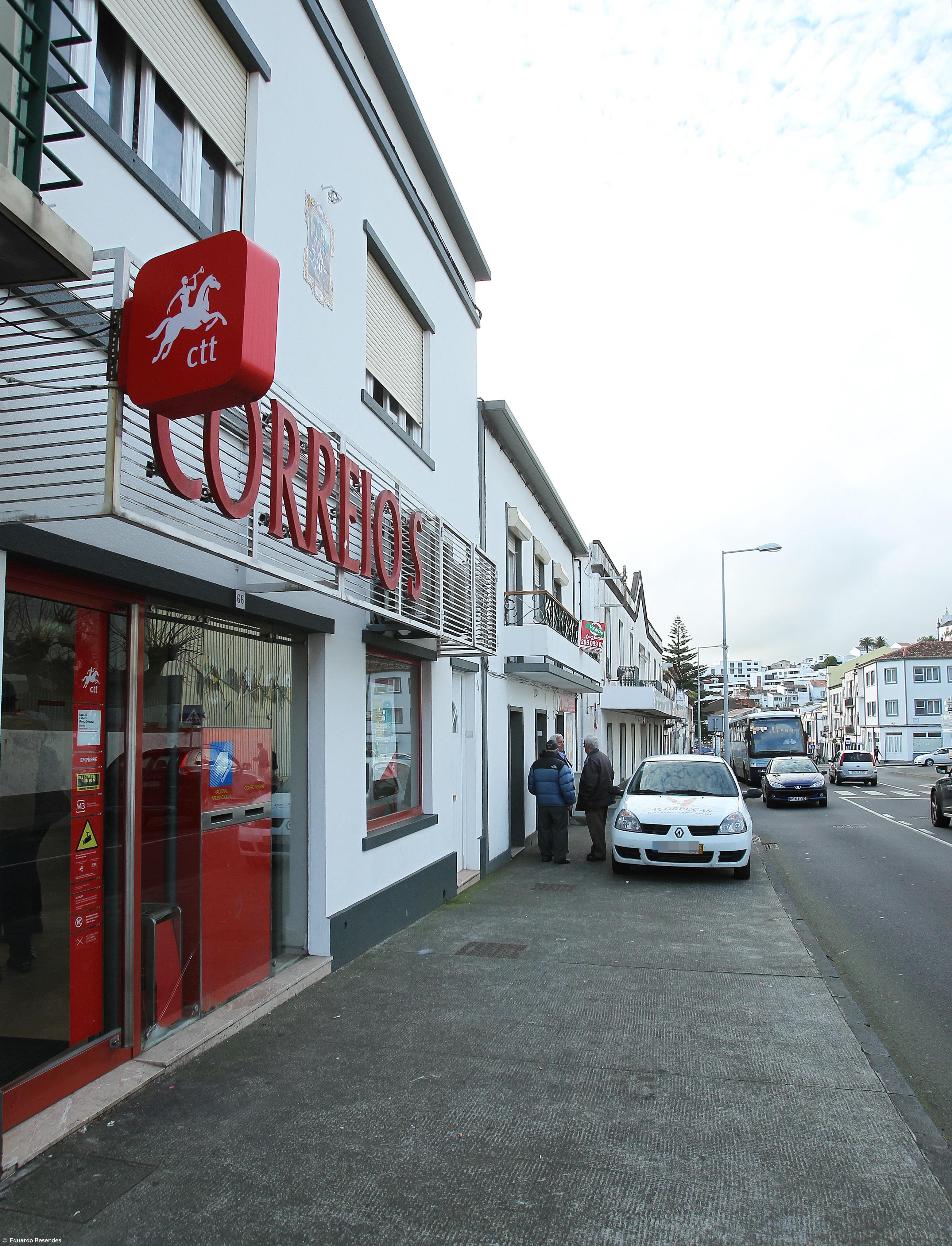 'Resistentes da Calheta' manifestam-se contra o fecho da loja CTT   – Imagem 1
