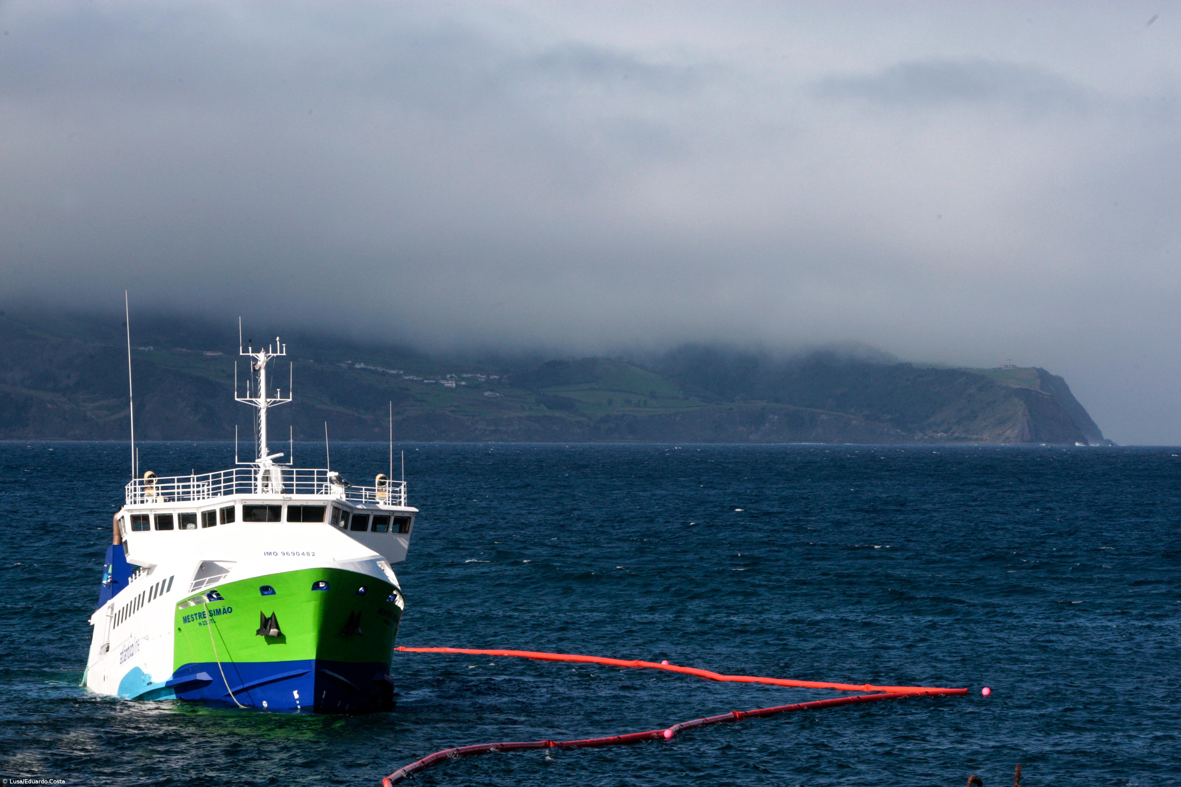 Combustível retirado do barco "Mestre Simão"  – Imagem 1