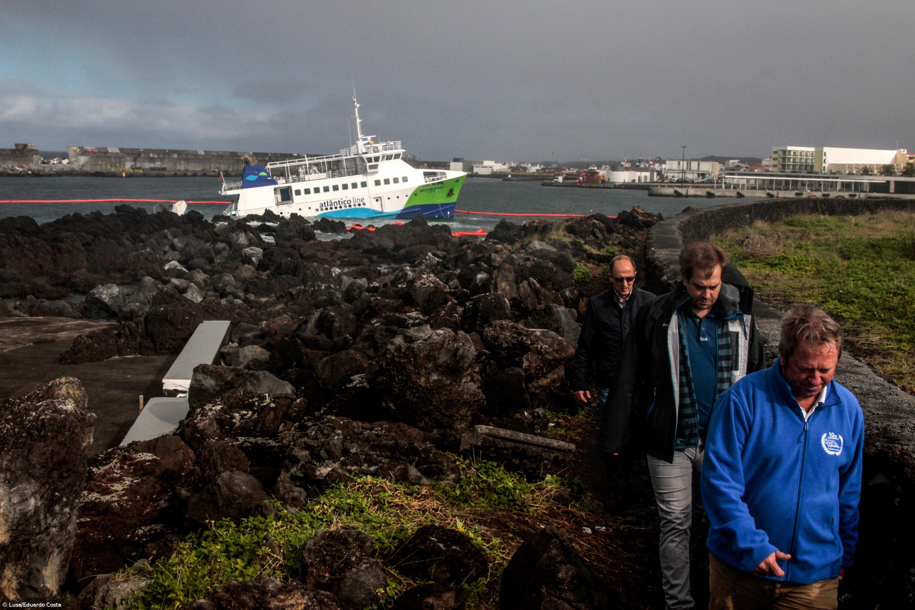Norberto acordou, veio à janela e viu o "Mestre Simão" encalhado  – Imagem 6