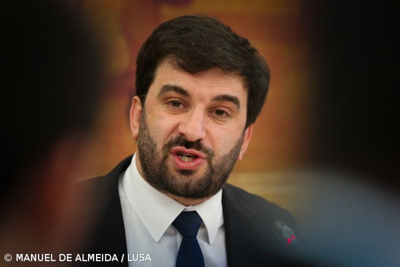 Professores do ensino artístico e língua gestual vão entrar para os quadros este ano – Imagem 1