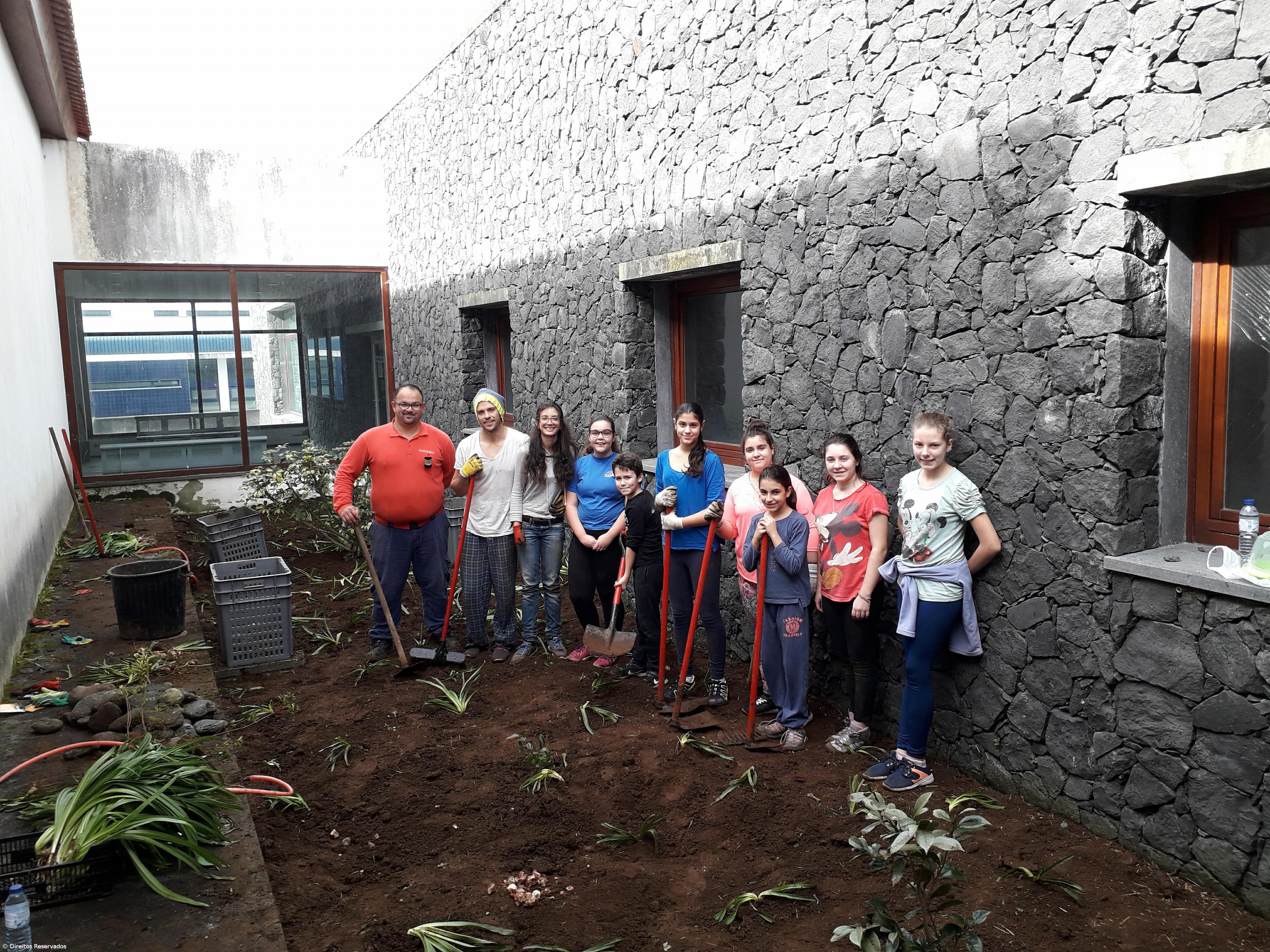 Choki e Bombeiros dão nova vida ao jardim do Tribunal de Santa Cruz das Flores – Imagem 1