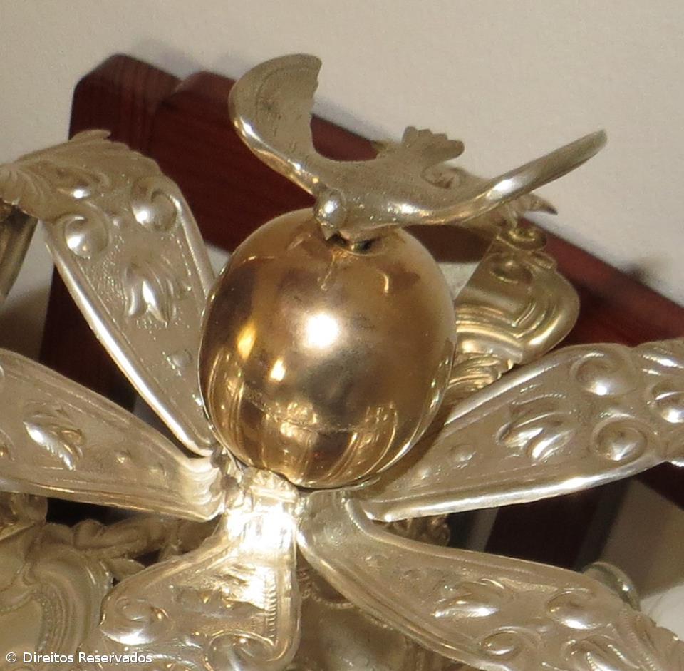 Furtada coroa do Espírito Santo nos Arrifes – Imagem 1