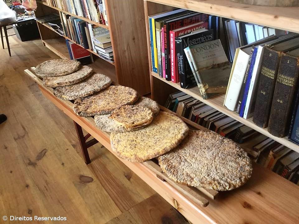 Livros e obras de arte com cheiro a bolo de tijolo – Imagem 1