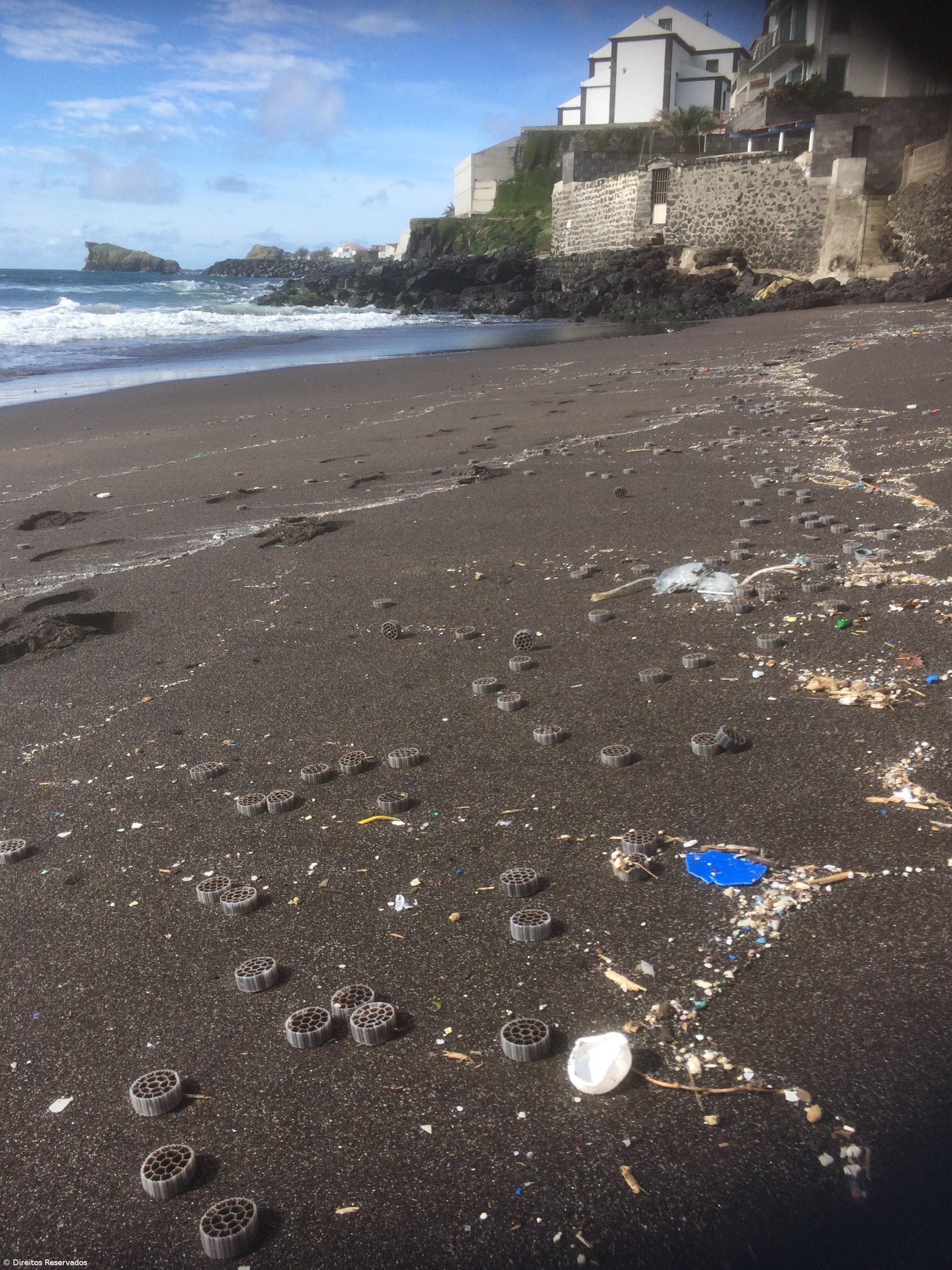 Milhares de filtros plásticos dão à costa na praia das Milícias  – Imagem 3