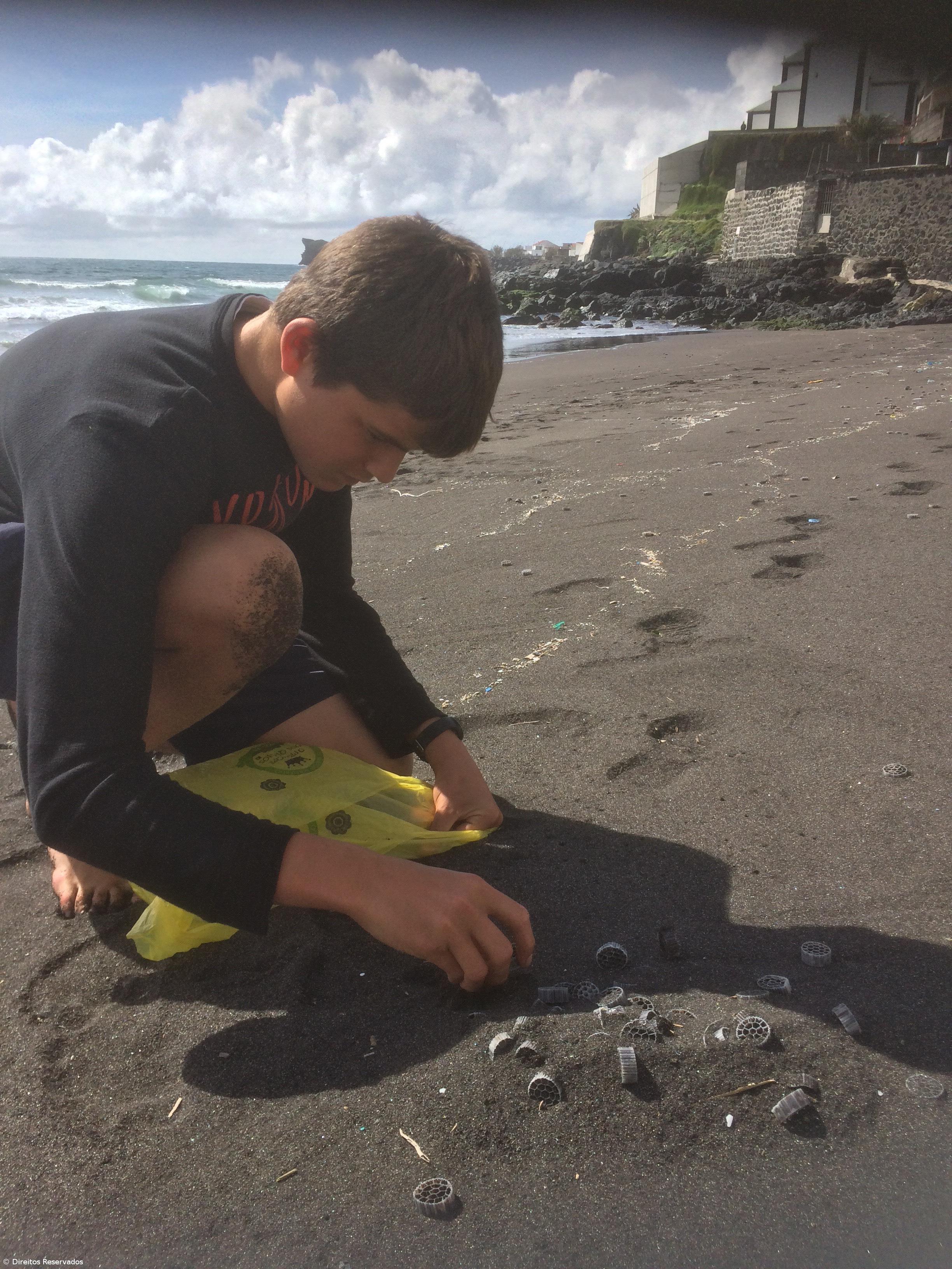 Milhares de filtros plásticos dão à costa na praia das Milícias  – Imagem 5