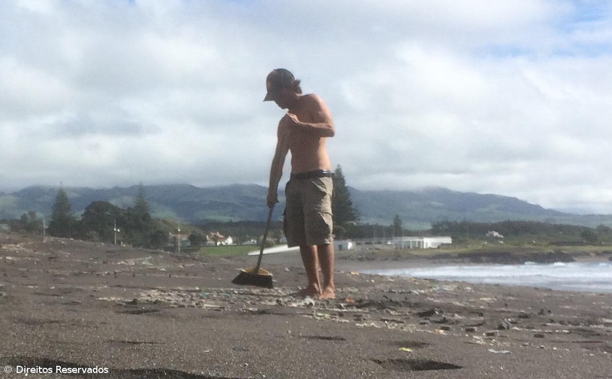 Milhares de filtros plásticos dão à costa na praia das Milícias  – Imagem 6
