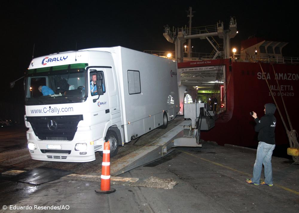 Desembarque noturno das viaturas do Azores Airlines Rallye  – Imagem 3