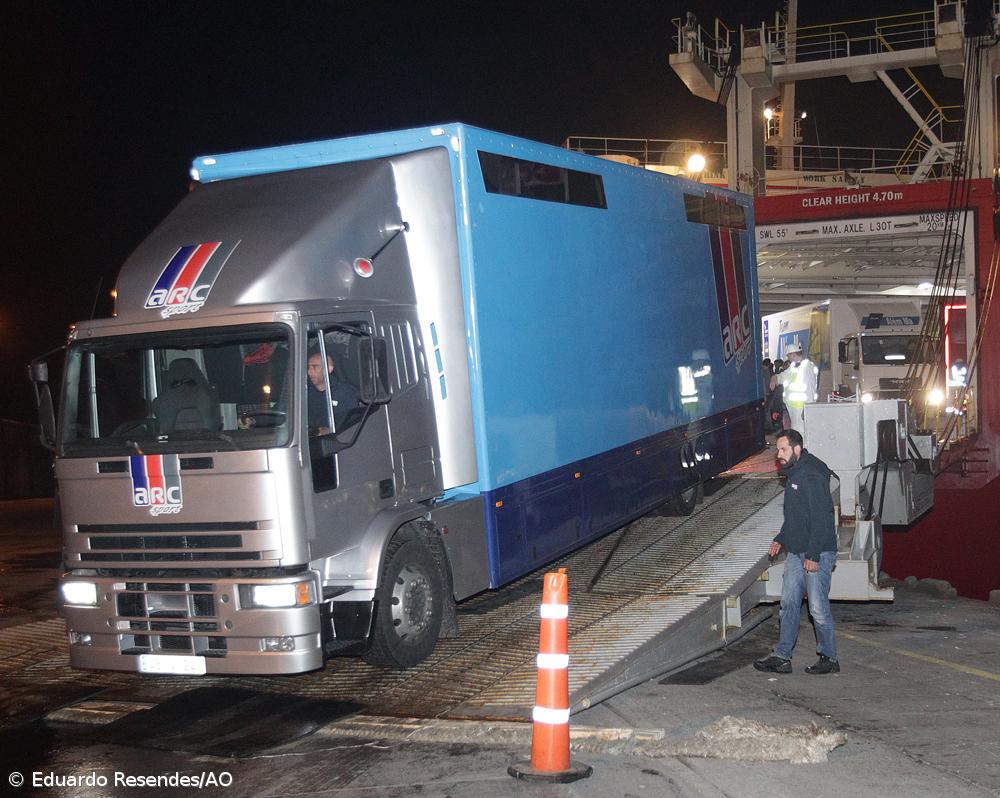 Desembarque noturno das viaturas do Azores Airlines Rallye  – Imagem 4