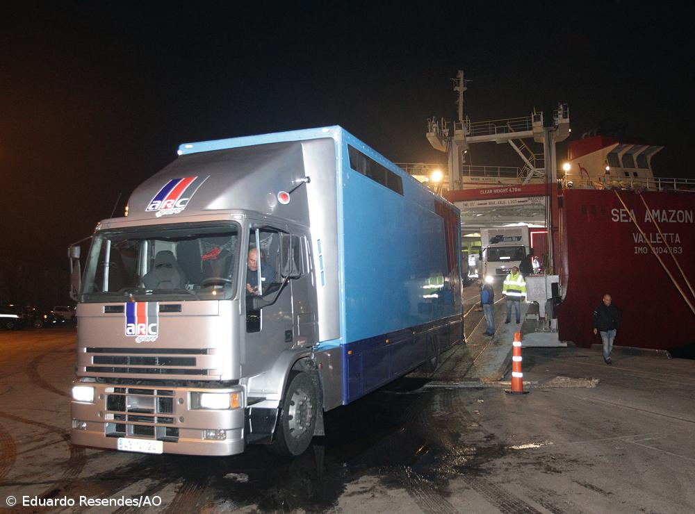 Desembarque noturno das viaturas do Azores Airlines Rallye  – Imagem 5