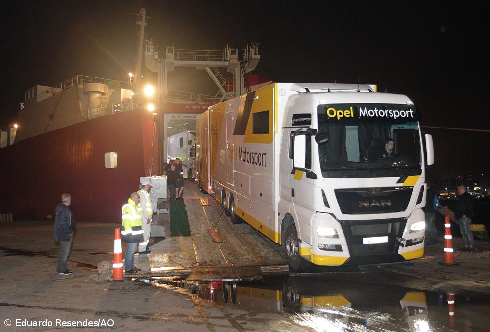 Desembarque noturno das viaturas do Azores Airlines Rallye  – Imagem 7