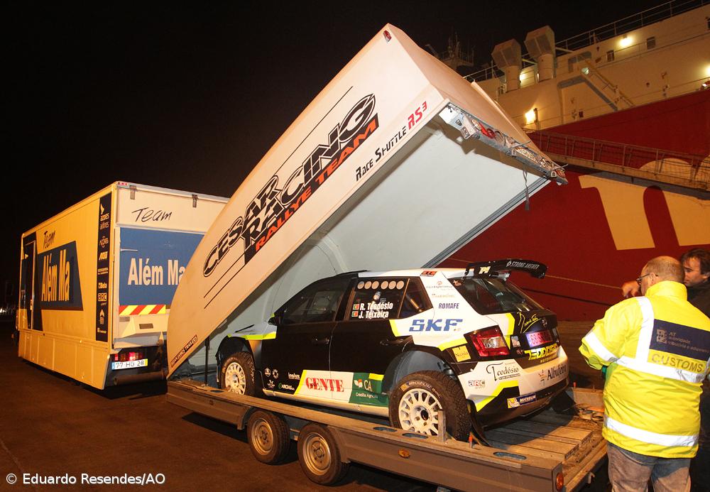 Desembarque noturno das viaturas do Azores Airlines Rallye  – Imagem 8