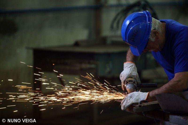 Maioria dos trabalhadores tem entre 25 e 44 anos, está no setor terciário e tem ensino básico – Imagem 1