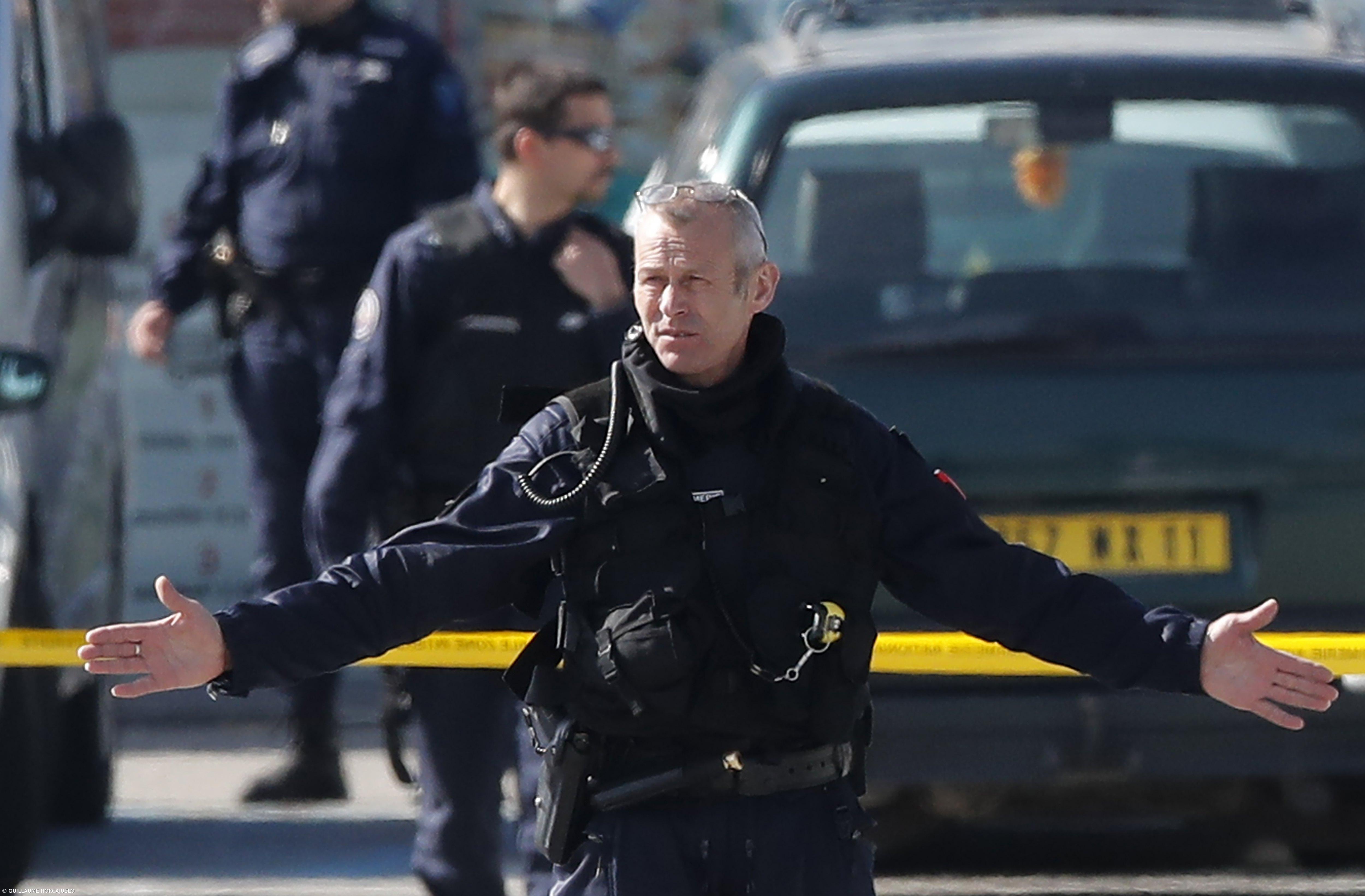 Três suspeitos de ataque terrorista que feriu português em França ficam presos – Imagem 1
