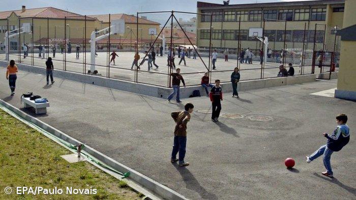 Trabalhadores das escolas fazem greve a 4 de maio – Imagem 1