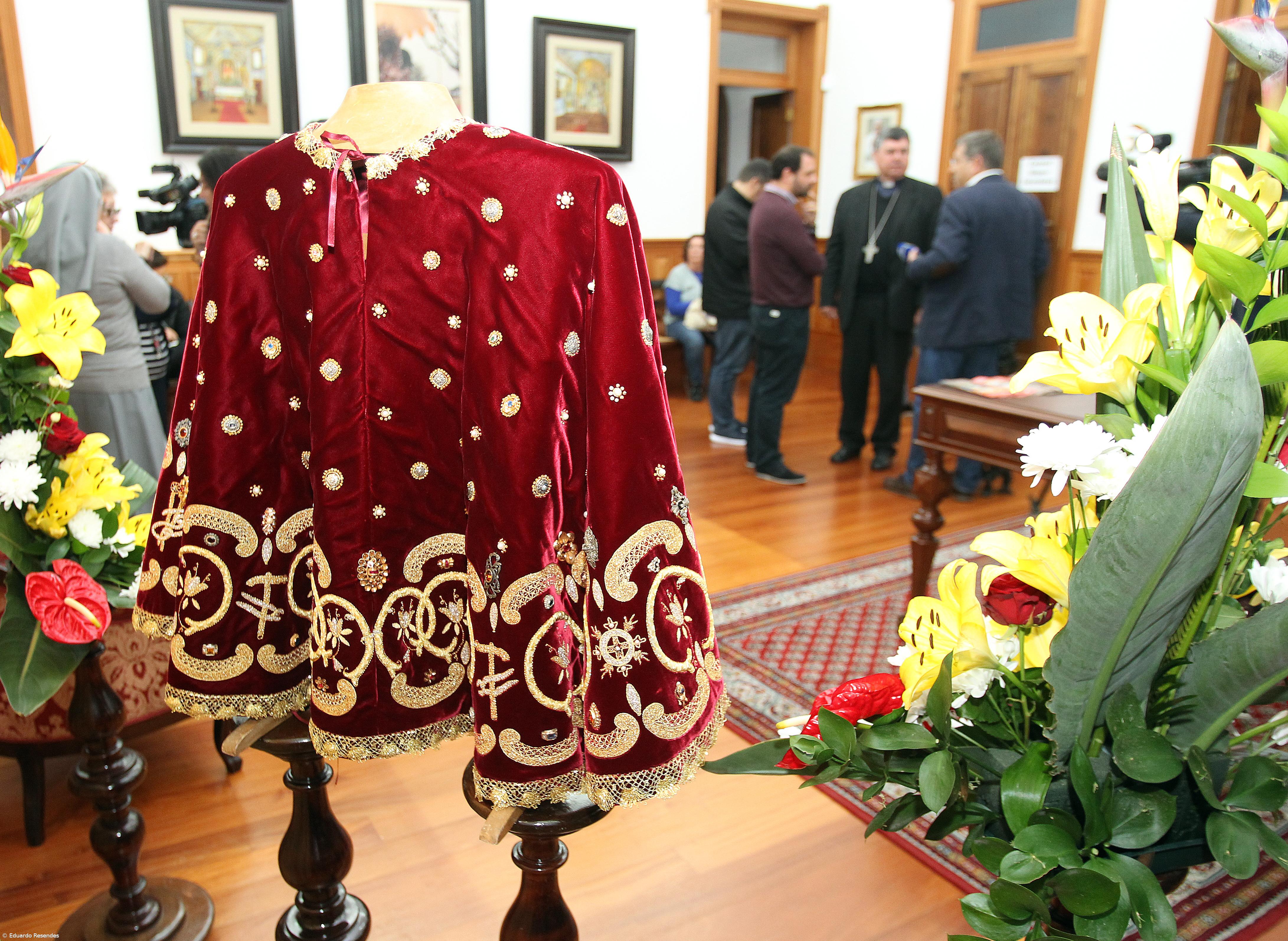 Capa oferecida por emigrante nos EUA na procissão do Santo Cristo em Ponta Delgada  – Imagem 1