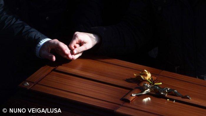 Investigadores querem saber como o estado de emergência afetou o luto – Imagem 1