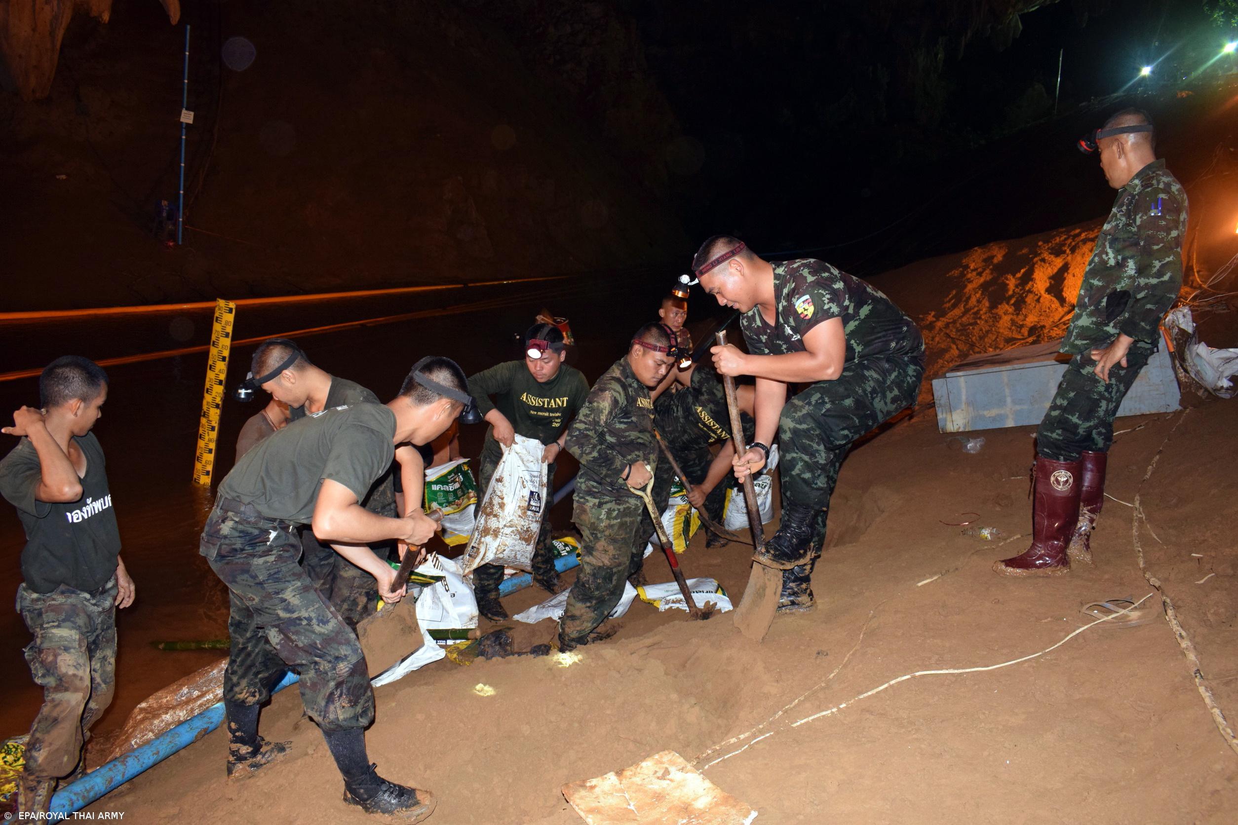 Encontrada com vida equipa de futebol desaparecida em caverna na Tailândia – Imagem 1