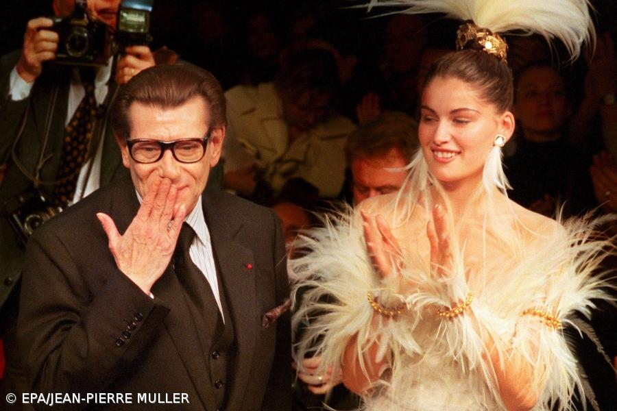 "Nata" da moda e casal Sarkozy prestam homenagem a Yves Saint Laurent – Imagem 1
