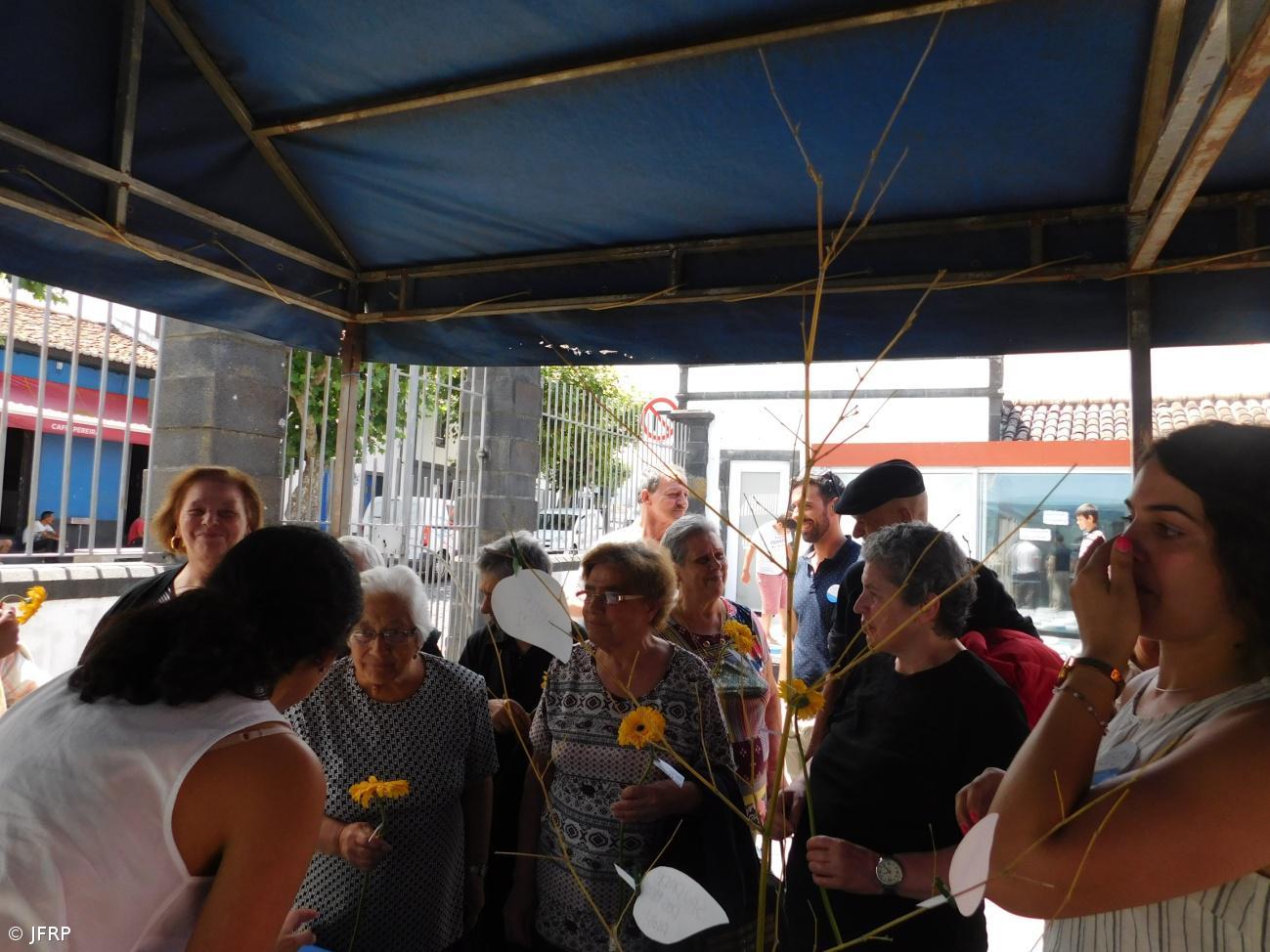 Avós e netos celebram laços intergeracionais na vila de Rabo de Peixe  – Imagem 1