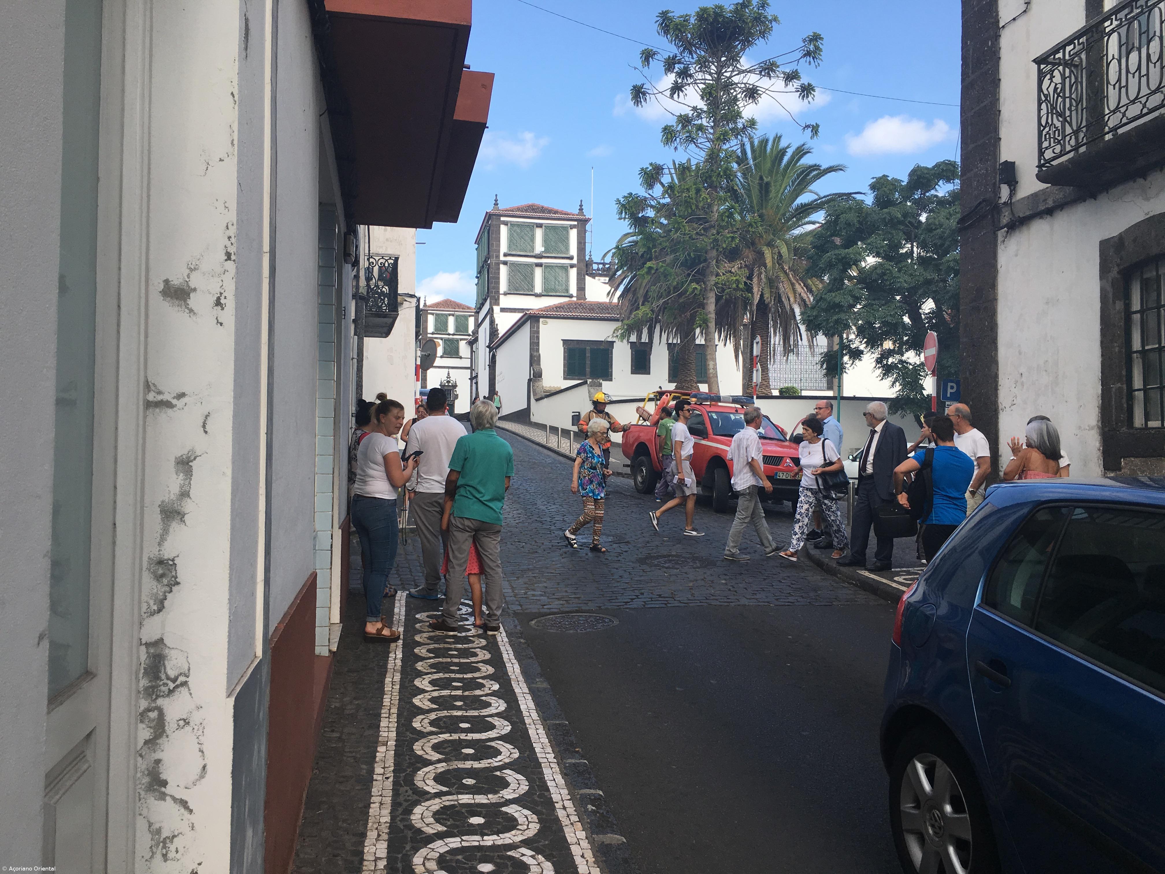 Intenso fumo de queimada causa susto em Ponta Delgada – Imagem 1