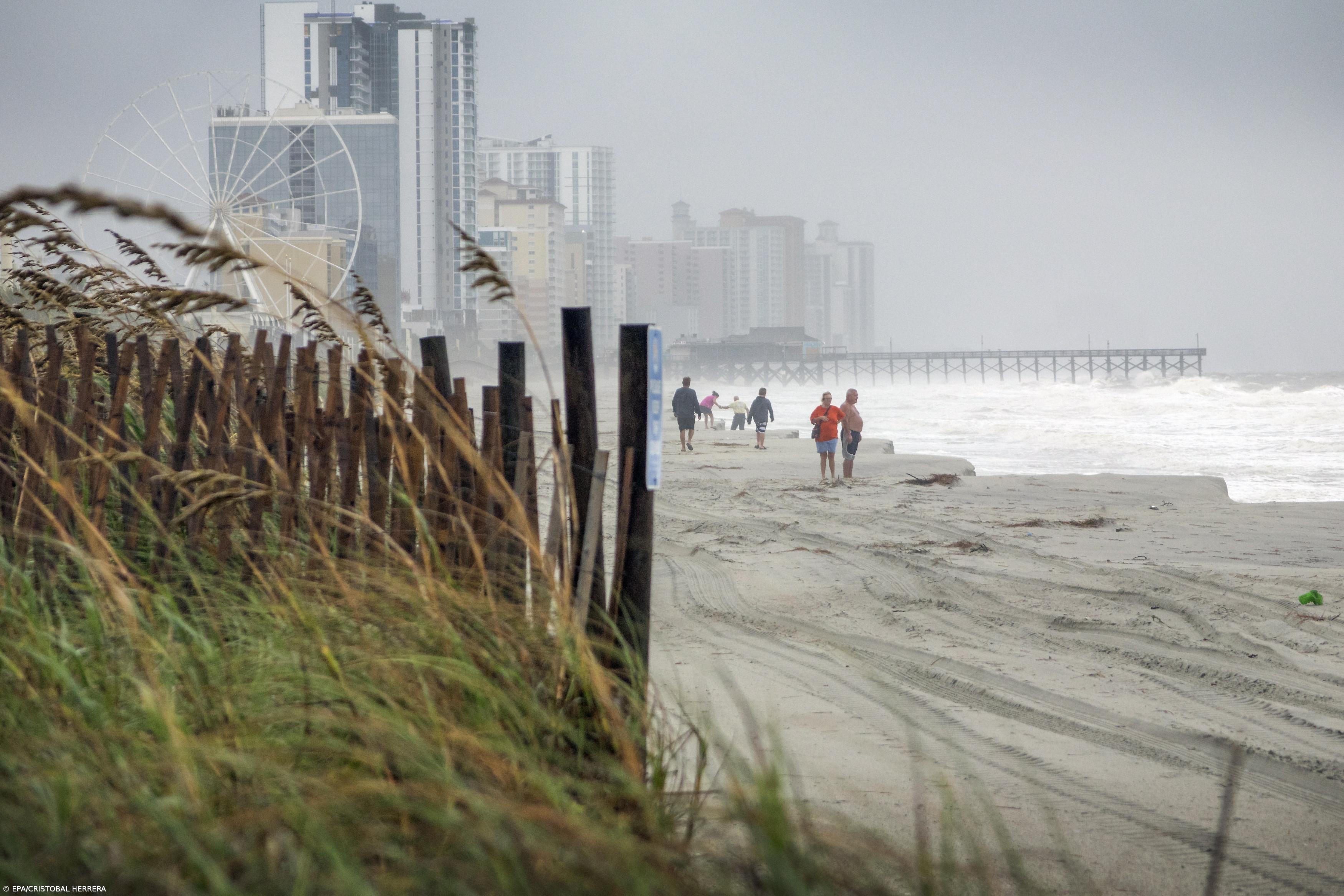 Florence perde intensidade mas ainda há ameaça de inundações nos EUA – Imagem 1
