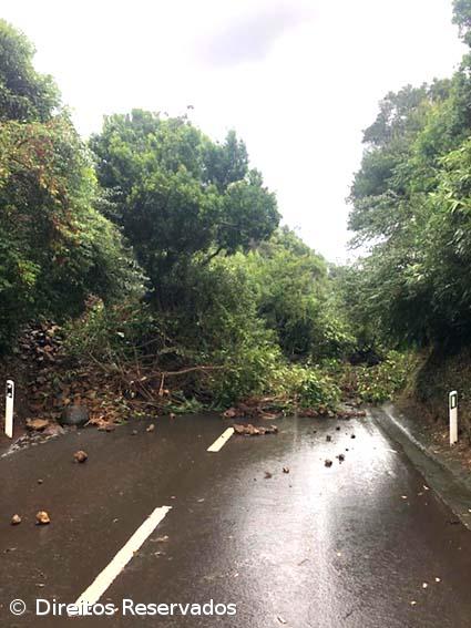 Chuva forte provoca derrocada em São Jorge e inundações na Terceira – Imagem 1