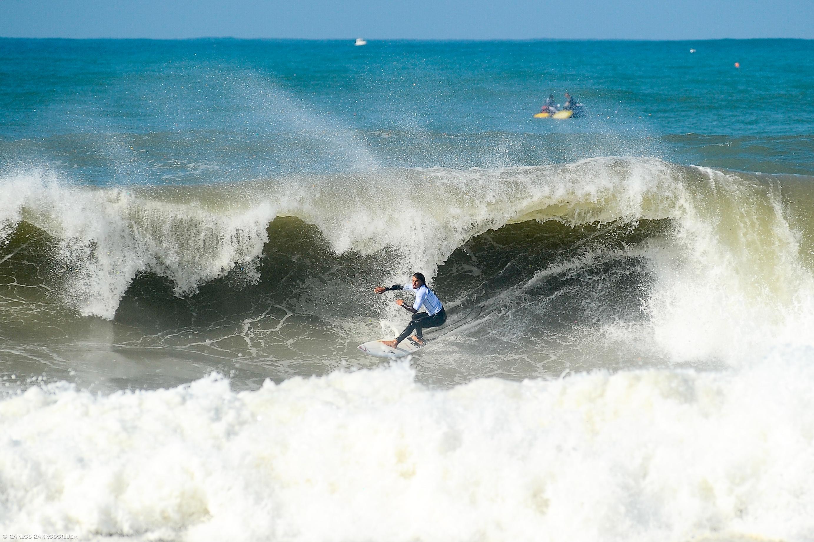 Owen Wright 'atira' português Miguel Blanco para fora do Meo Rip Curl Pro Portugal – Imagem 1