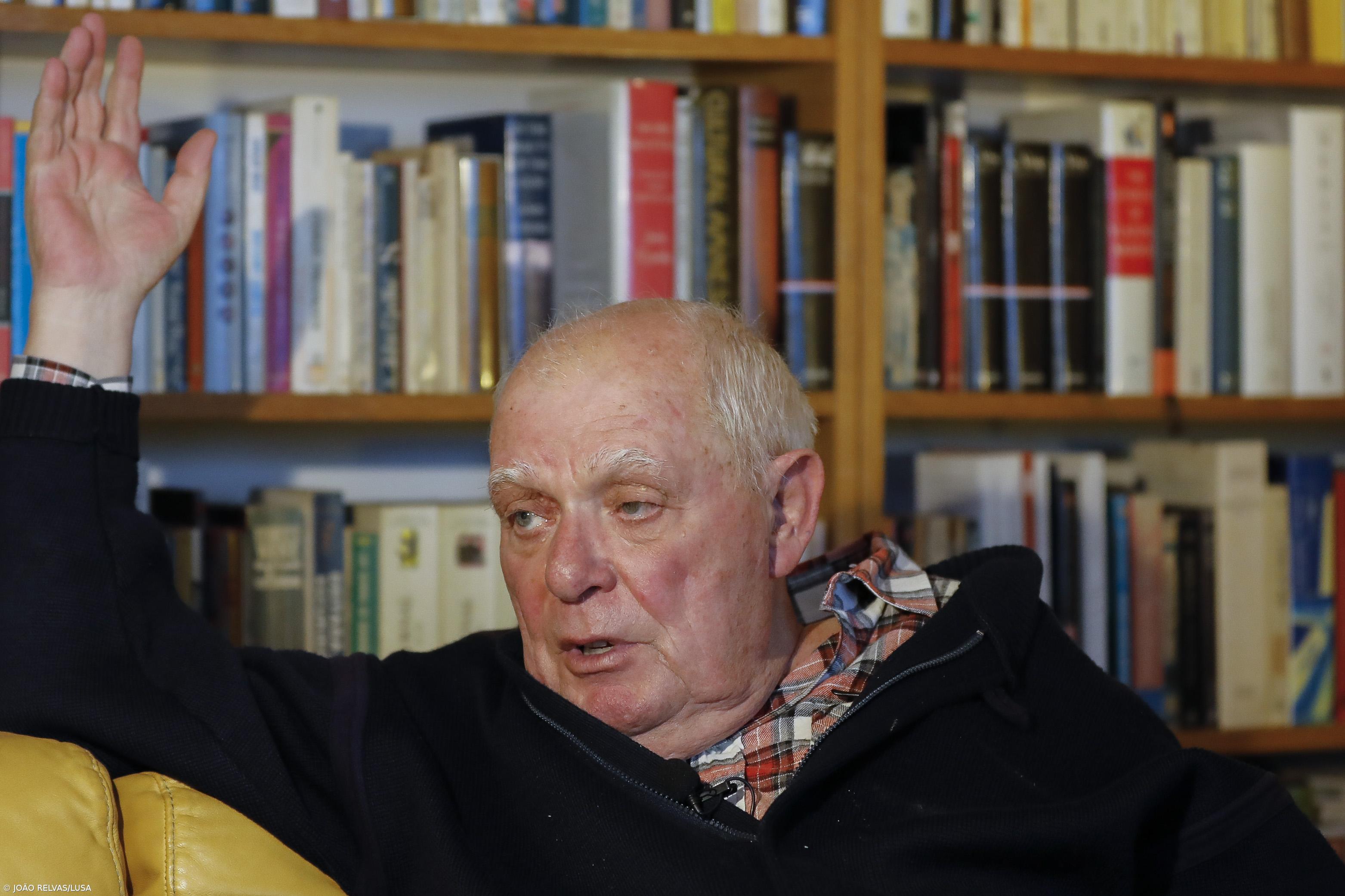 Lobo Antunes diz-se "um cidadão comum" e "grato" pelas distinções que recebe  – Imagem 1