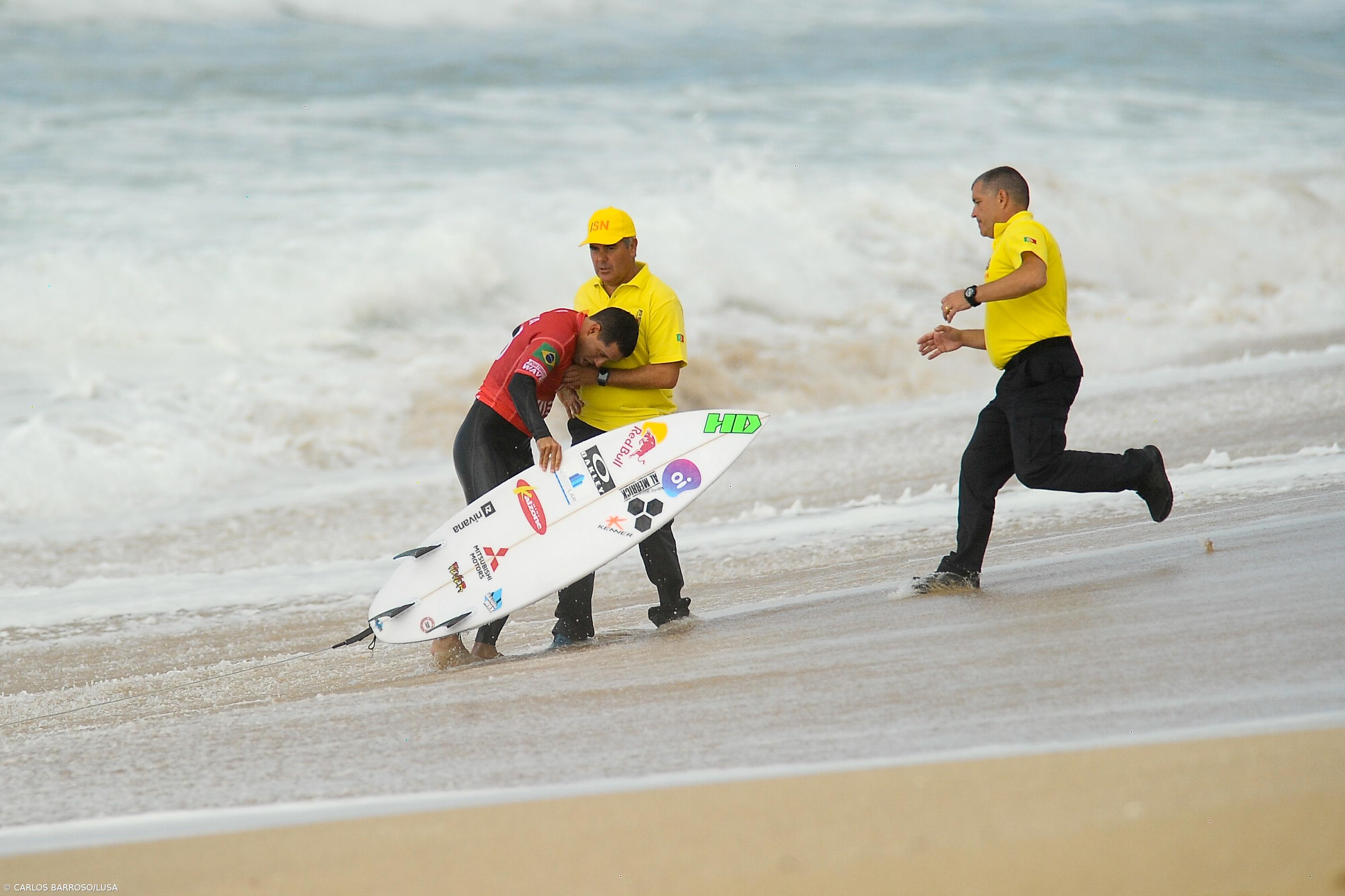 Adriano de Souza lesiona-se no joelho direito e é forçado a desistir em Peniche – Imagem 1