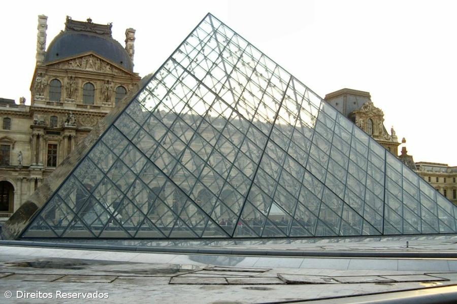 Dois detidos em operação contra fraude de bilhetes no museu do Louvre – Imagem 1