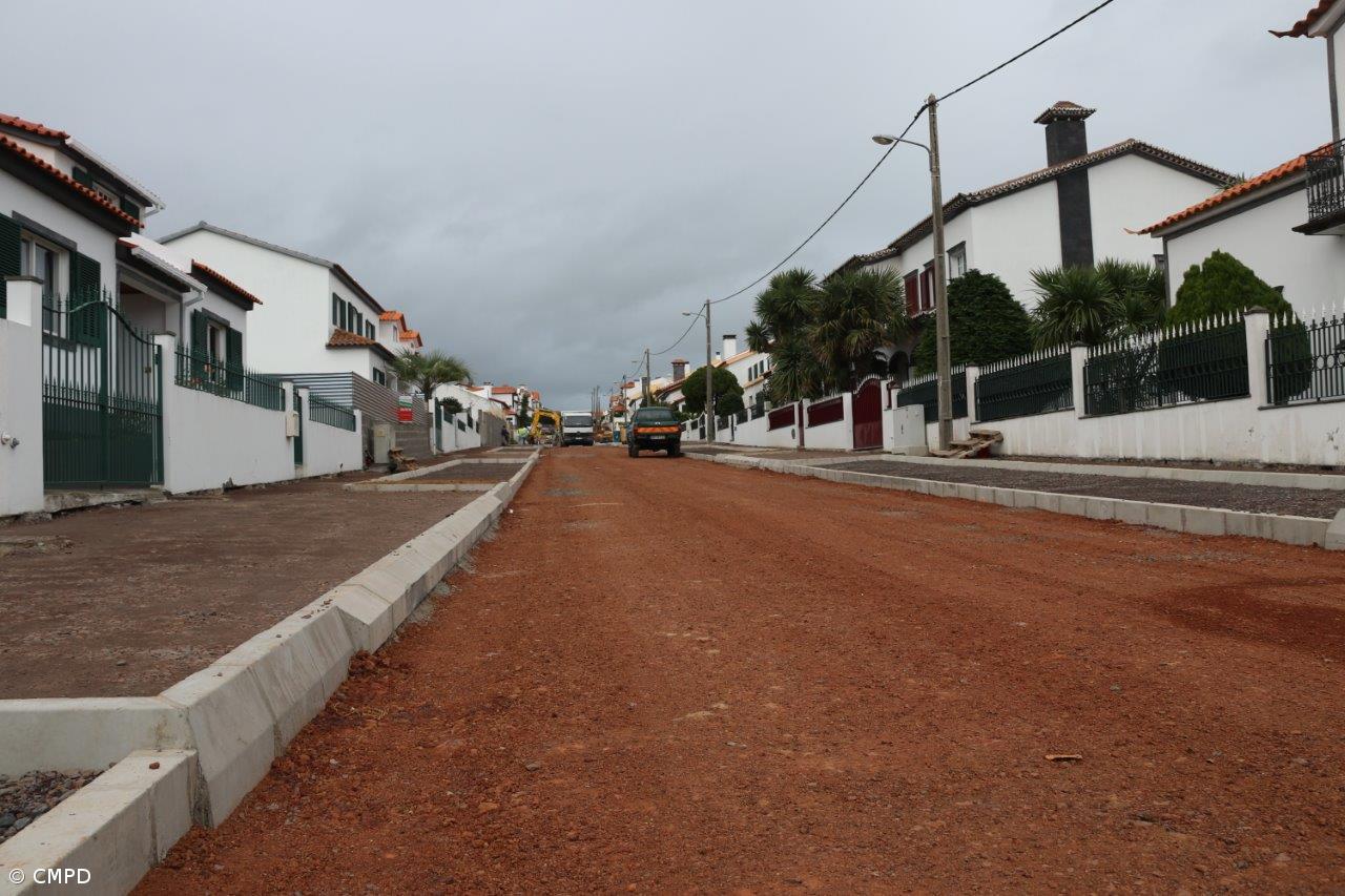 Câmara adjudica empreitada de repavimentação da Rua das Azáleas e da Rua do Lírio na Relva – Imagem 1