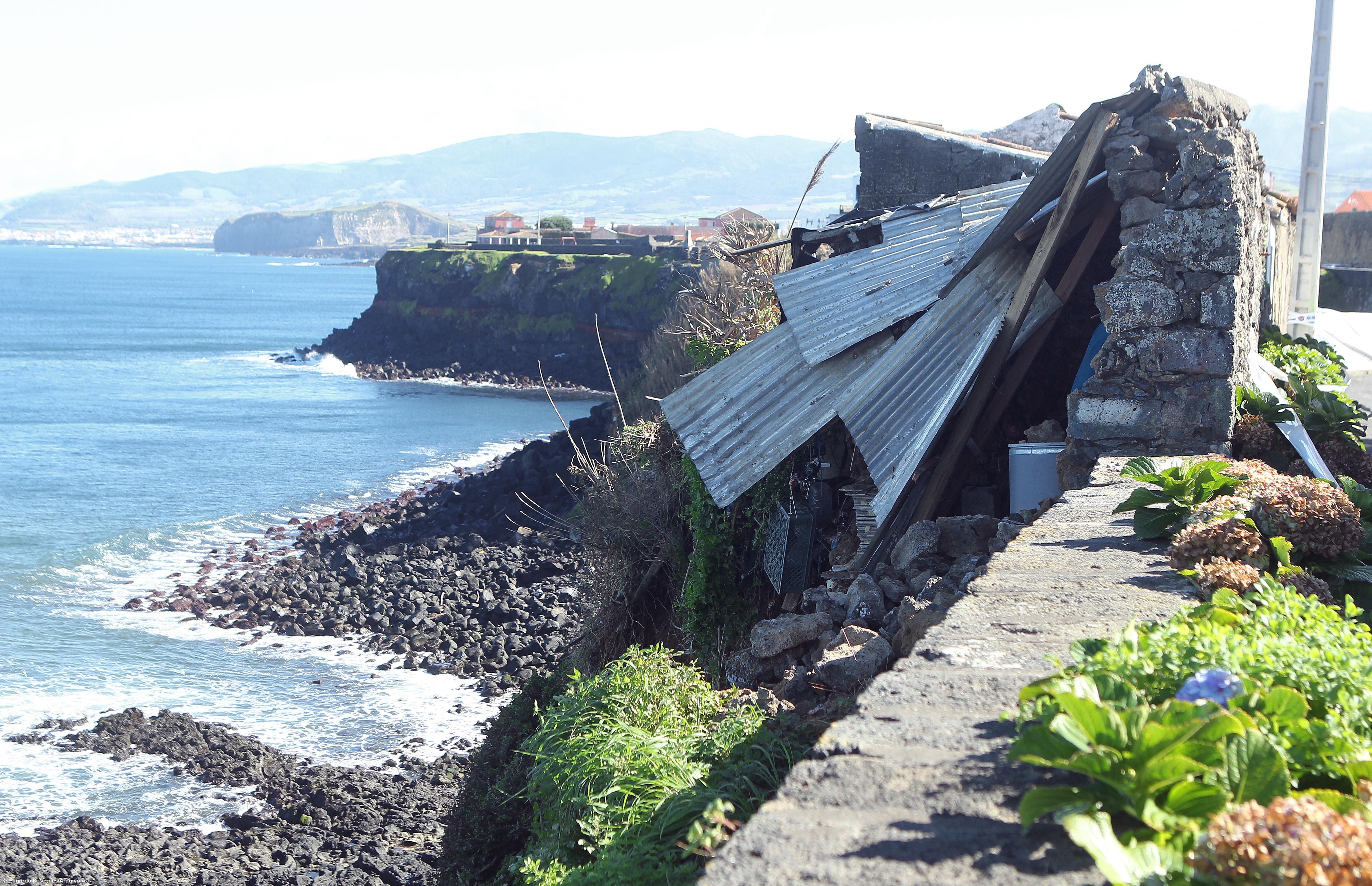 Governo dos Açores acompanha famílias na sequência de nova derrocada na rua do Porto, nas Calhetas – Imagem 1