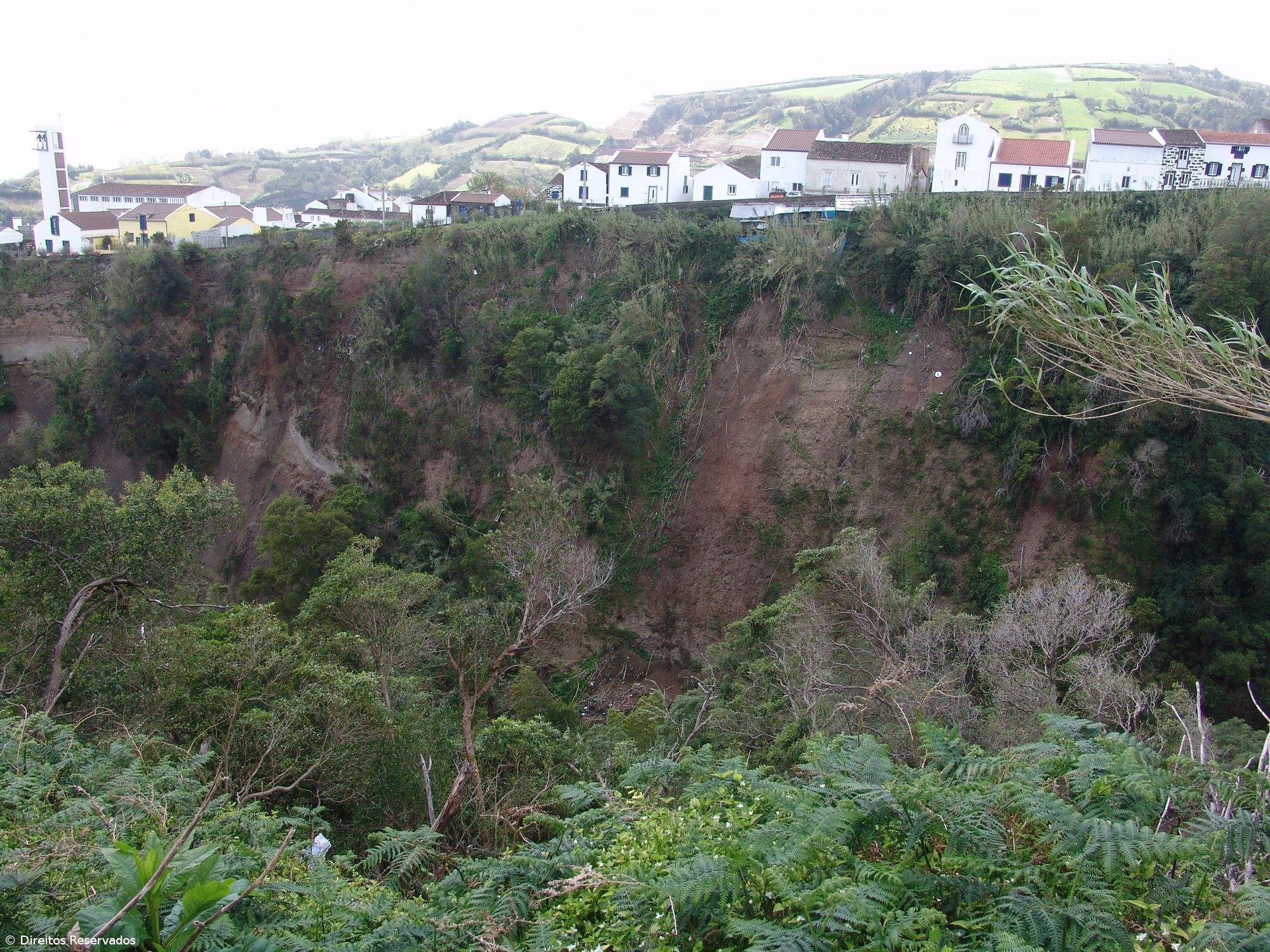 PSD da Lagoa alerta para instabilidade de talude na Ribeira Chã – Imagem 1