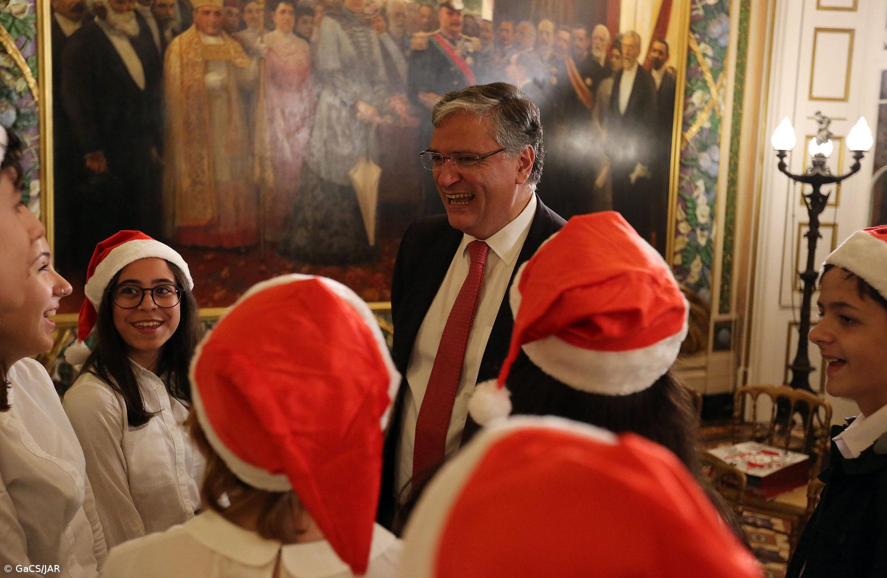 Coro do Conservatório de Ponta Delgada inaugura Árvore de Natal da Presidência   – Imagem 1