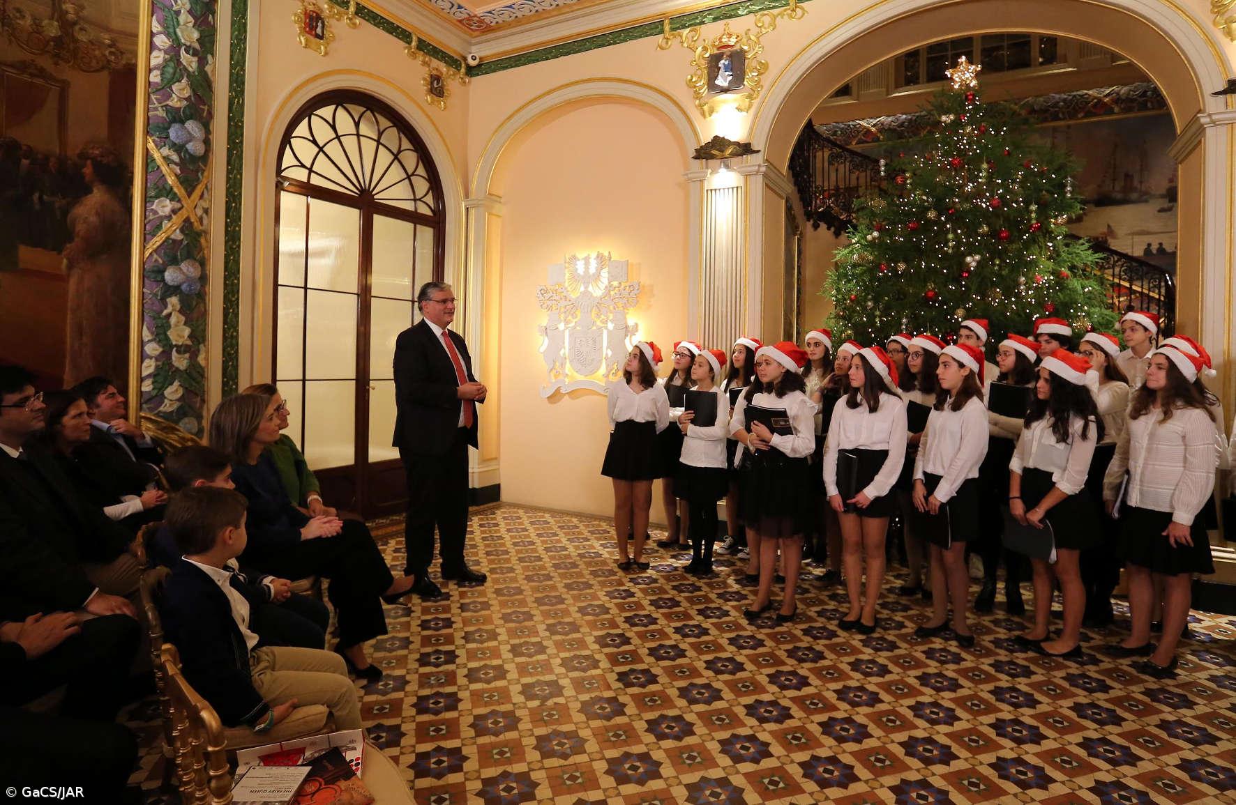 Coro do Conservatório de Ponta Delgada inaugura Árvore de Natal da Presidência   – Imagem 3