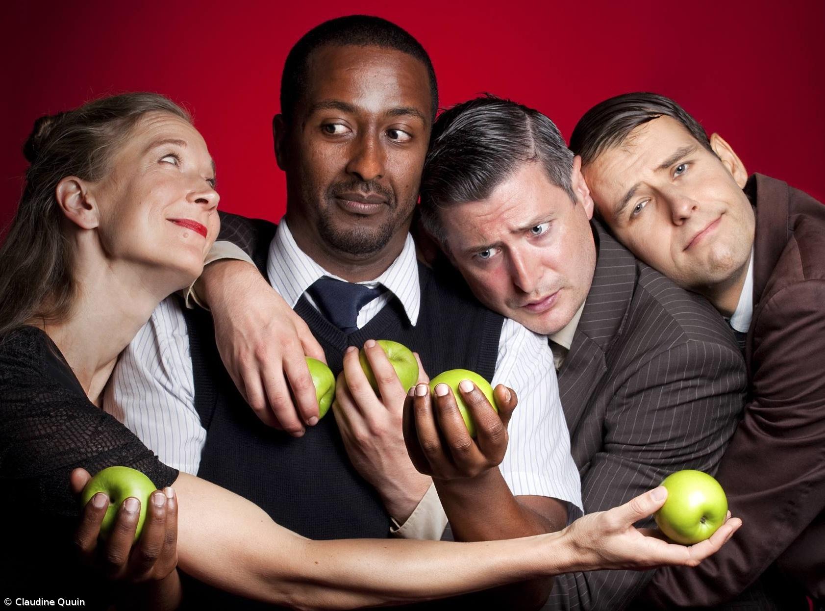 Malabaristas de companhia britânica de novo circo no palco do Teatro Micaelense – Imagem 1