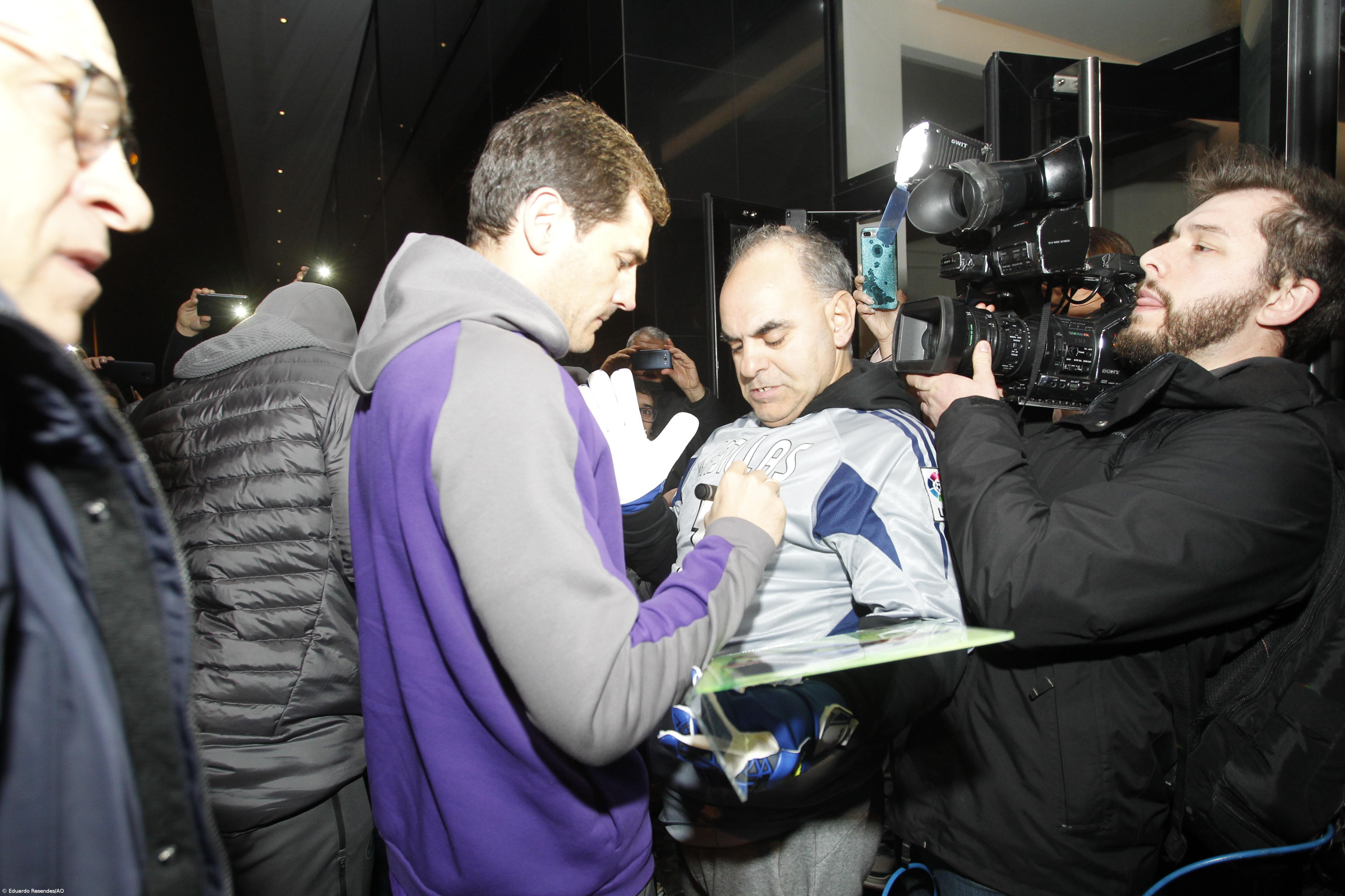 Dezenas de adeptos na chegada do FC Porto a São Miguel [fotogaleria] – Imagem 2