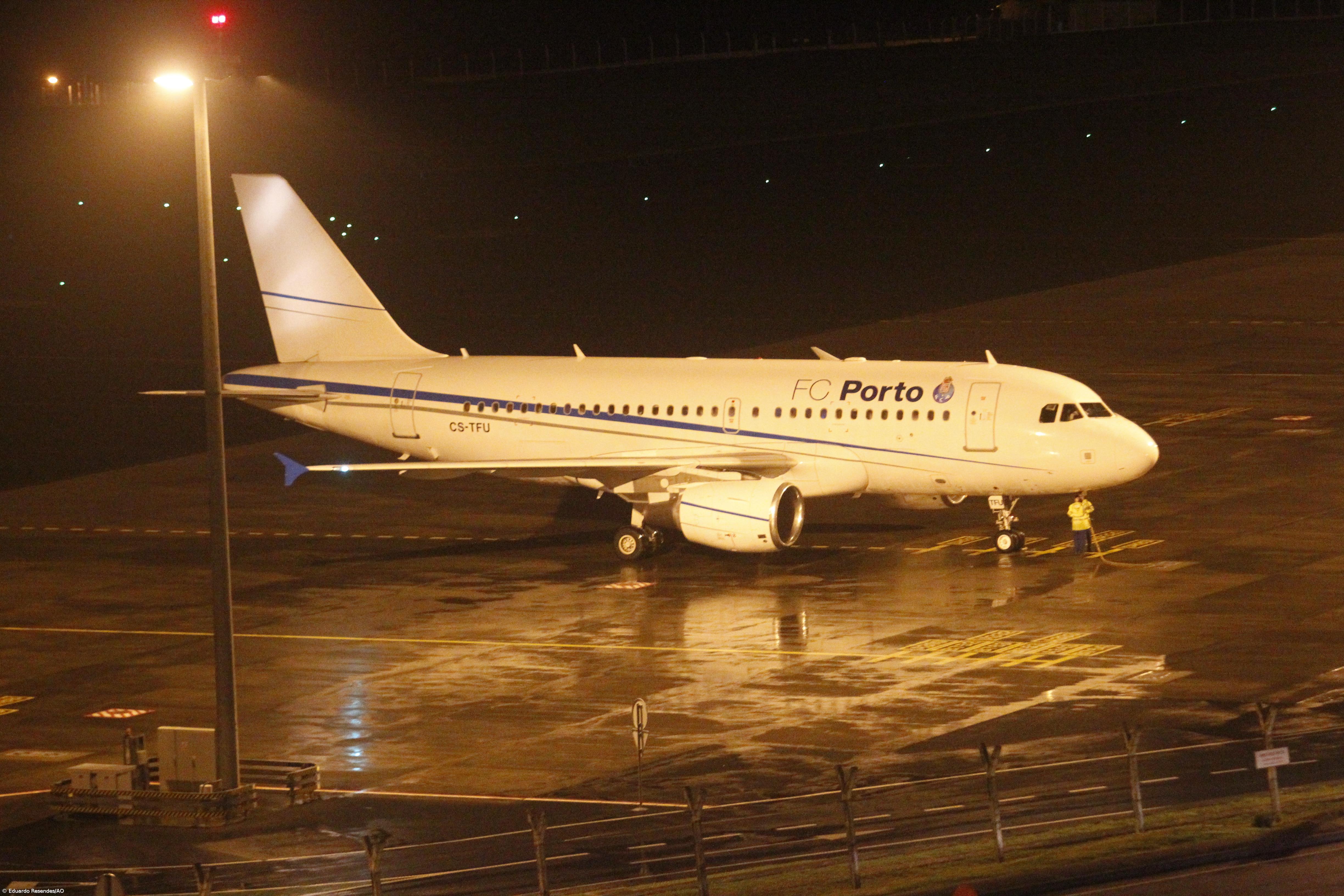 Dezenas de adeptos na chegada do FC Porto a São Miguel [fotogaleria] – Imagem 3