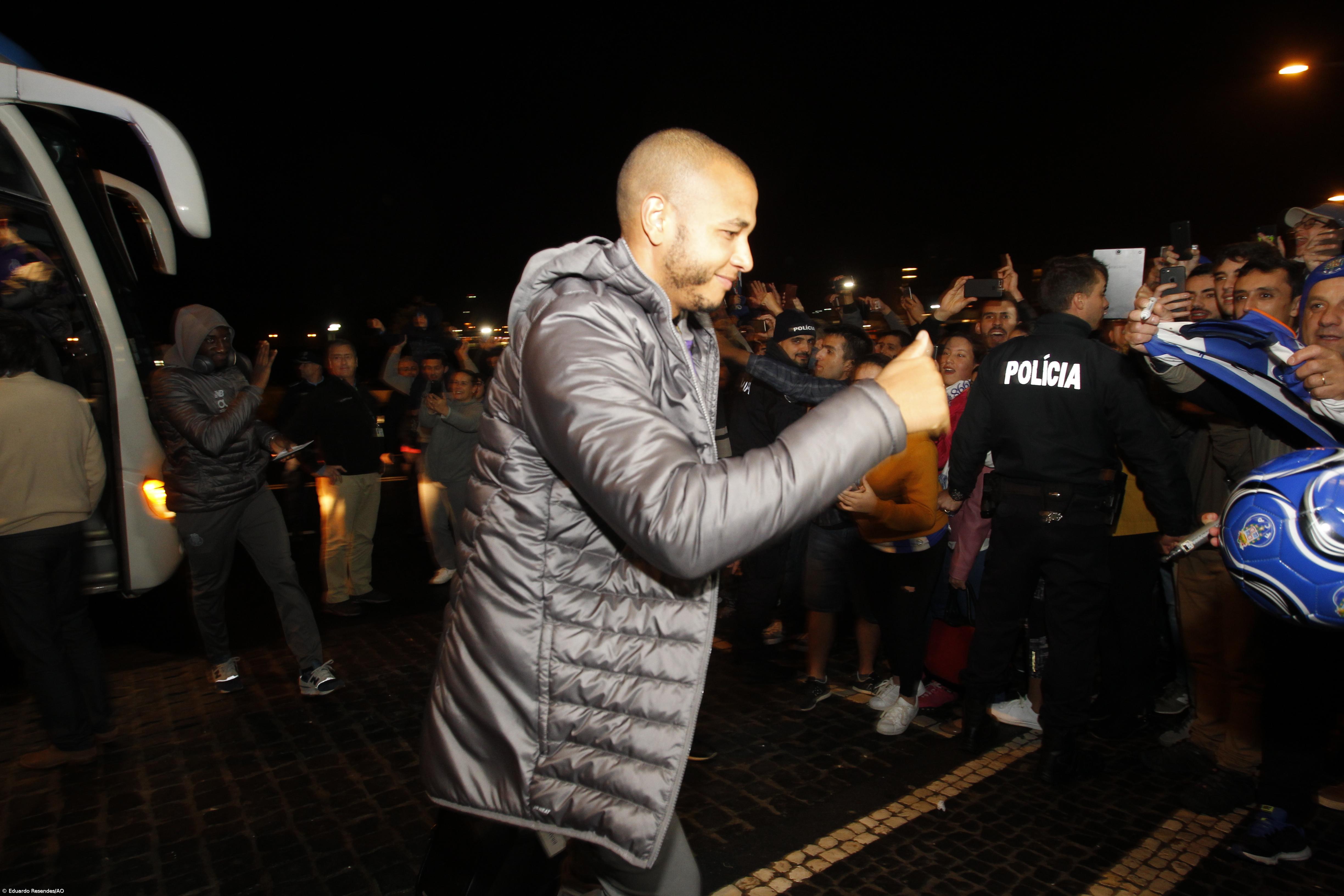 Dezenas de adeptos na chegada do FC Porto a São Miguel [fotogaleria] – Imagem 4